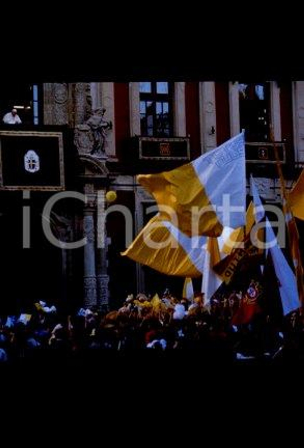 35mm vintage slide* 1993, Seville, flags, Giovanni Paolo II  Diapositiva d'epoca, in formato 35 mm.CONDIZIONI: GOODE' severamente vietata la riproduzione. Tutti i diritti sono riservati.Nella diapositiva ICharta mette in vendita, sul negozio eBay e in esclusiva sul sito "icharta" il proprio archivio composto da numerose diapositive e negativi fotografici d'epoca, tutti originali e autentici, che attraversano la storia del costume italiano tra gli la fine degli anni Sessanta e Novanta.Si tratta di uno sguardo inedito sull'attualit&agrave;, la politica, la vita quotidiana, il gossip e la cultura, che fotografa il cambiamento della nazione in quest'ultimo scorcio del XX secolo. Un'occasione unica per il mercato del collezionismo, che vede finalmente disponibile un archivio eccezionale per vastit&agrave;, tematiche e condizioni, in un settore (il negativo fotografico e la diapositiva) di assoluta novit&agrave; e dalle interessanti prospettive di investimento.  FAIR/discreto   originale e autentica 1