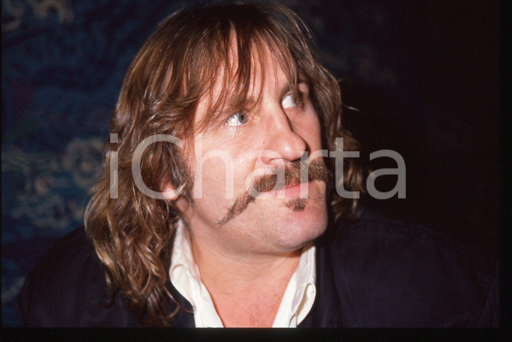 35mm vintage slide* 1989 VENEZIA Gérard DEPARDIEU Mostra del cinema (20) La diapositiva &egrave; stata scattata presso l'Hotel Excelsior in occasione della 46&ordf; Mostra del cinema di Venezia. CONDIZIONI: GOOD Tutti i diritti riservati.E' severamente vietata la riproduzione.  ICharta mette in vendita, sul negozio eBay e in esclusiva sul sito "icharta" il proprio archivio composto da numerose diapositive e negativi fotografici d'epoca, tutti originali e autentici, che attraversano la storia del costume italiano tra gli la fine degli anni Sessanta e Novanta.Si tratta di uno sguardo inedito sull'attualit&agrave;, la politica, la vita quotidiana, il gossip e la cultura, che fotografa il cambiamento della nazione in quest'ultimo scorcio del XX secolo. Un'occasione unica per il mercato del collezionismo, che vede finalmente disponibile un archivio eccezionale per vastit&agrave;, tematiche e condizioni, in un settore (il negativo fotografico e la diapositiva) di assoluta novit&agrave; e dalle interessanti prospettive di investimento.     originale e autentica 1