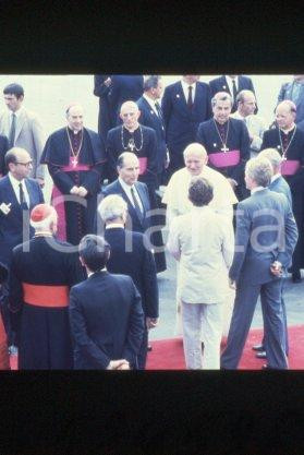 35mm vintage slide* 1986 FRANCE Visit of Giovanni Paolo II  Diapositiva d'epoca, in formato 35 mm.CONDIZIONI: GOODE' severamente vietata la riproduzione. Tutti i diritti sono riservati.Nella diapositiva ICharta mette in vendita, sul negozio eBay e in esclusiva sul sito "icharta" il proprio archivio composto da numerose diapositive e negativi fotografici d'epoca, tutti originali e autentici, che attraversano la storia del costume italiano tra gli la fine degli anni Sessanta e Novanta.Si tratta di uno sguardo inedito sull'attualit&agrave;, la politica, la vita quotidiana, il gossip e la cultura, che fotografa il cambiamento della nazione in quest'ultimo scorcio del XX secolo. Un'occasione unica per il mercato del collezionismo, che vede finalmente disponibile un archivio eccezionale per vastit&agrave;, tematiche e condizioni, in un settore (il negativo fotografico e la diapositiva) di assoluta novit&agrave; e dalle interessanti prospettive di investimento.  FAIR/discreto   originale e autentica 1