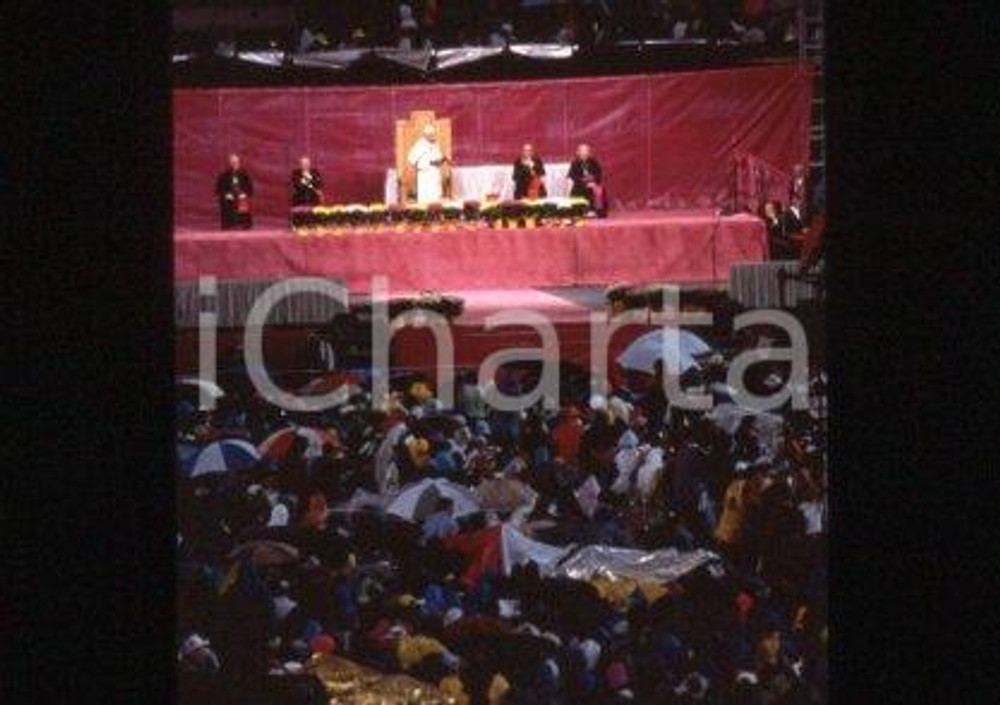 35mm vintage slide* 1993, USA, Denver stadium, Giovanni Paolo II, 100000 youth-2  Diapositiva d'epoca, in formato 35 mm.CONDIZIONI: GOODE' severamente vietata la riproduzione. Tutti i diritti sono riservati.Nella diapositiva ICharta mette in vendita, sul negozio eBay e in esclusiva sul sito "icharta" il proprio archivio composto da numerose diapositive e negativi fotografici d'epoca, tutti originali e autentici, che attraversano la storia del costume italiano tra gli la fine degli anni Sessanta e Novanta.Si tratta di uno sguardo inedito sull'attualit&agrave;, la politica, la vita quotidiana, il gossip e la cultura, che fotografa il cambiamento della nazione in quest'ultimo scorcio del XX secolo. Un'occasione unica per il mercato del collezionismo, che vede finalmente disponibile un archivio eccezionale per vastit&agrave;, tematiche e condizioni, in un settore (il negativo fotografico e la diapositiva) di assoluta novit&agrave; e dalle interessanti prospettive di investimento.  FAIR/discreto   originale e autentica 1
