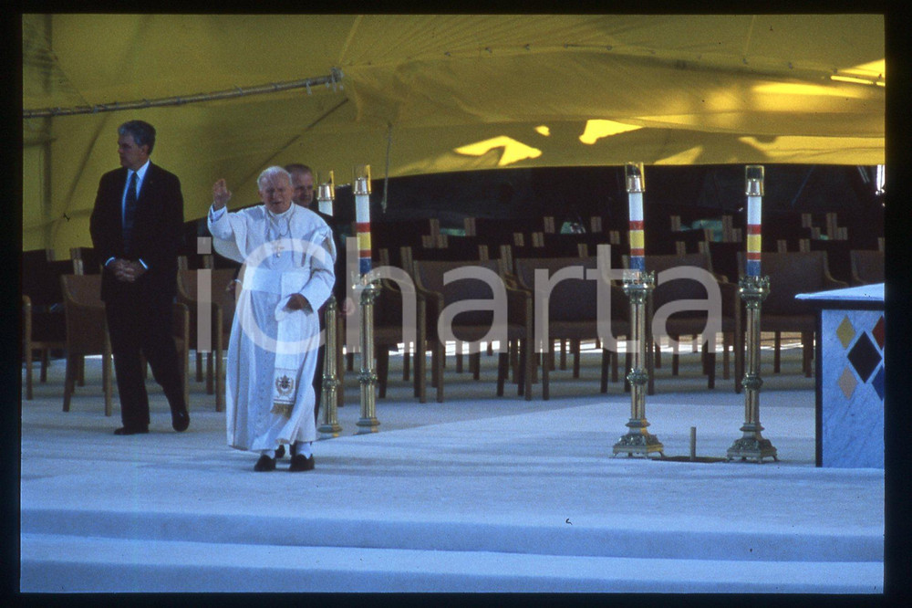 35mm vintage slide* 1995 BROOKLYN Aqueduct Racetrack - Giovanni Paolo II (5)  Diapositiva d'epoca, in formato 35 mm.CONDIZIONI: GOODE' severamente vietata la riproduzione. Tutti i diritti sono riservati.Nella diapositiva ICharta mette in vendita, sul negozio eBay e in esclusiva sul sito "icharta" il proprio archivio composto da numerose diapositive e negativi fotografici d'epoca, tutti originali e autentici, che attraversano la storia del costume italiano tra gli la fine degli anni Sessanta e Novanta.Si tratta di uno sguardo inedito sull'attualit&agrave;, la politica, la vita quotidiana, il gossip e la cultura, che fotografa il cambiamento della nazione in quest'ultimo scorcio del XX secolo. Un'occasione unica per il mercato del collezionismo, che vede finalmente disponibile un archivio eccezionale per vastit&agrave;, tematiche e condizioni, in un settore (il negativo fotografico e la diapositiva) di assoluta novit&agrave; e dalle interessanti prospettive di investimento.  FAIR/discreto   originale e autentica 1