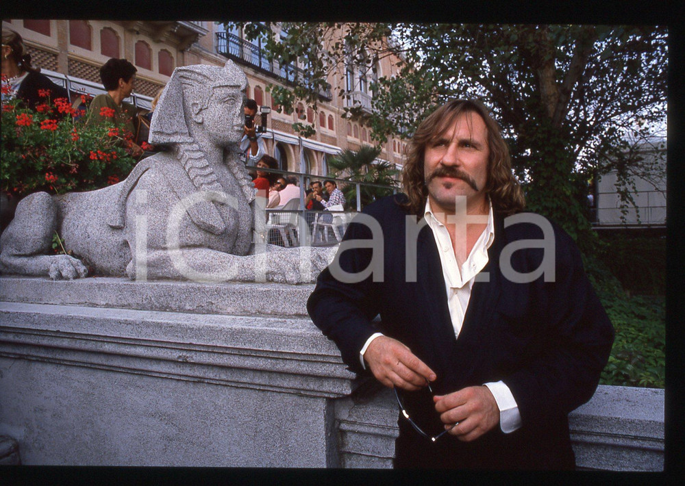 35mm vintage slide* 1989 VENEZIA Gérard DEPARDIEU Mostra del cinema (22) La diapositiva &egrave; stata scattata presso l'Hotel Excelsior in occasione della 46&ordf; Mostra del cinema di Venezia. CONDIZIONI: GOOD Tutti i diritti riservati.E' severamente vietata la riproduzione.  ICharta mette in vendita, sul negozio eBay e in esclusiva sul sito "icharta" il proprio archivio composto da numerose diapositive e negativi fotografici d'epoca, tutti originali e autentici, che attraversano la storia del costume italiano tra gli la fine degli anni Sessanta e Novanta.Si tratta di uno sguardo inedito sull'attualit&agrave;, la politica, la vita quotidiana, il gossip e la cultura, che fotografa il cambiamento della nazione in quest'ultimo scorcio del XX secolo. Un'occasione unica per il mercato del collezionismo, che vede finalmente disponibile un archivio eccezionale per vastit&agrave;, tematiche e condizioni, in un settore (il negativo fotografico e la diapositiva) di assoluta novit&agrave; e dalle interessanti prospettive di investimento.     originale e autentica 1