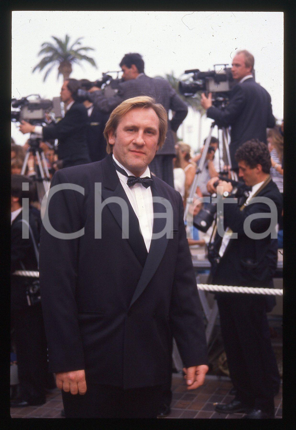 35mm vintage slide* 1988 CANNES Gérard DEPARDIEU Festival del cinema (2) La diapositiva &egrave; stata scattata in occasione del 41&deg; Festival del cinema di Cannes. CONDIZIONI: GOOD Tutti i diritti riservati.E' severamente vietata la riproduzione.  ICharta mette in vendita, sul negozio eBay e in esclusiva sul sito "icharta" il proprio archivio composto da numerose diapositive e negativi fotografici d'epoca, tutti originali e autentici, che attraversano la storia del costume italiano tra gli la fine degli anni Sessanta e Novanta.Si tratta di uno sguardo inedito sull'attualit&agrave;, la politica, la vita quotidiana, il gossip e la cultura, che fotografa il cambiamento della nazione in quest'ultimo scorcio del XX secolo. Un'occasione unica per il mercato del collezionismo, che vede finalmente disponibile un archivio eccezionale per vastit&agrave;, tematiche e condizioni, in un settore (il negativo fotografico e la diapositiva) di assoluta novit&agrave; e dalle interessanti prospettive di investimento.     originale e autentica 1