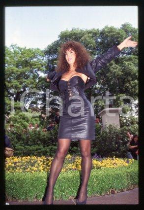 35mm vintage slide* 1990 ca CINEMA Luisa KULIOK Actress (69)  Diapositiva d'epoca, in formato 35 mm.CONDIZIONI: GOODE' severamente vietata la riproduzione. Tutti i diritti sono riservati.Nella diapositiva ICharta mette in vendita, sul negozio eBay e in esclusiva sul sito "icharta" il proprio archivio composto da numerose diapositive e negativi fotografici d'epoca, tutti originali e autentici, che attraversano la storia del costume italiano tra gli la fine degli anni Sessanta e Novanta.Si tratta di uno sguardo inedito sull'attualit&agrave;, la politica, la vita quotidiana, il gossip e la cultura, che fotografa il cambiamento della nazione in quest'ultimo scorcio del XX secolo. Un'occasione unica per il mercato del collezionismo, che vede finalmente disponibile un archivio eccezionale per vastit&agrave;, tematiche e condizioni, in un settore (il negativo fotografico e la diapositiva) di assoluta novit&agrave; e dalle interessanti prospettive di investimento.  GOOD/buono   originale e autentica 1