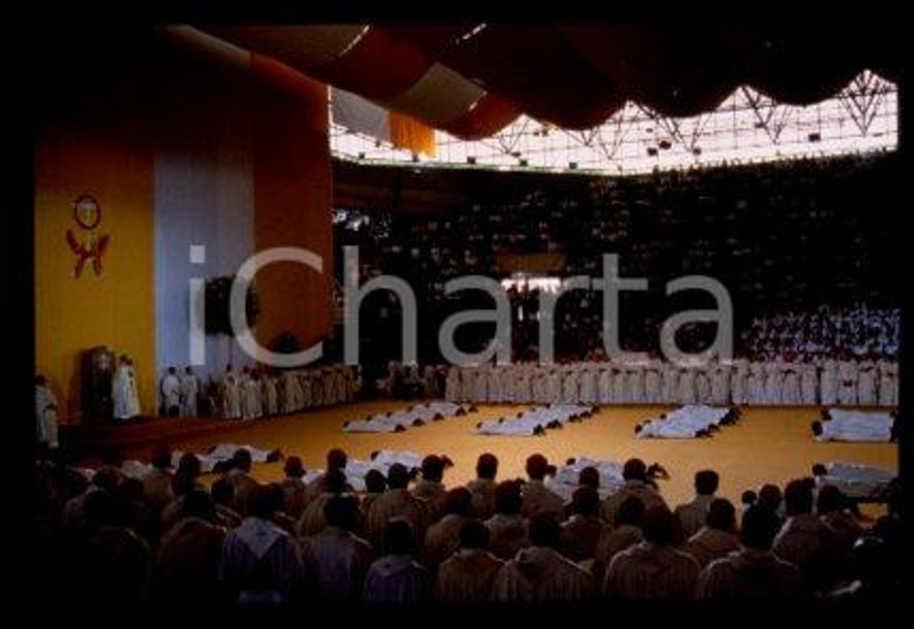 35mm vintage slide* 1993, Seville, holy mass, Giovanni Paolo II  Diapositiva d'epoca, in formato 35 mm.CONDIZIONI: GOODE' severamente vietata la riproduzione. Tutti i diritti sono riservati.Nella diapositiva ICharta mette in vendita, sul negozio eBay e in esclusiva sul sito "icharta" il proprio archivio composto da numerose diapositive e negativi fotografici d'epoca, tutti originali e autentici, che attraversano la storia del costume italiano tra gli la fine degli anni Sessanta e Novanta.Si tratta di uno sguardo inedito sull'attualit&agrave;, la politica, la vita quotidiana, il gossip e la cultura, che fotografa il cambiamento della nazione in quest'ultimo scorcio del XX secolo. Un'occasione unica per il mercato del collezionismo, che vede finalmente disponibile un archivio eccezionale per vastit&agrave;, tematiche e condizioni, in un settore (il negativo fotografico e la diapositiva) di assoluta novit&agrave; e dalle interessanti prospettive di investimento.  FAIR/discreto   originale e autentica 1