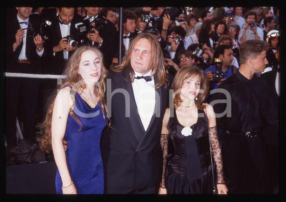 35mm vintage slide* 1992 CANNES Gérard DEPARDIEU Elisabeth e Julie DEPARDIEU (2) La diapositiva &egrave; stata scattata in occasione della serata di apertura del 45&deg; Festival del cinema di Cannes in cui G&eacute;rard Depardieu presenzi&ograve; come presidente della giuria.  CONDIZIONI: GOOD Tutti i diritti riservati.E' severamente vietata la riproduzione.  ICharta mette in vendita, sul negozio eBay e in esclusiva sul sito "icharta" il proprio archivio composto da numerose diapositive e negativi fotografici d'epoca, tutti originali e autentici, che attraversano la storia del costume italiano tra gli la fine degli anni Sessanta e Novanta.Si tratta di uno sguardo inedito sull'attualit&agrave;, la politica, la vita quotidiana, il gossip e la cultura, che fotografa il cambiamento della nazione in quest'ultimo scorcio del XX secolo. Un'occasione unica per il mercato del collezionismo, che vede finalmente disponibile un archivio eccezionale per vastit&agrave;, tematiche e condizioni, in un settore (il negativo fotografico e la diapositiva) di assoluta novit&agrave; e dalle interessanti prospettive di investimento.     originale e autentica 1