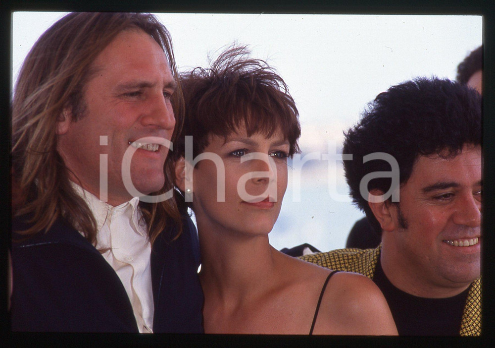 35mm vintage slide* 1992 CANNES Gérard DEPARDIEU Pedro ALMODÓVAR Festival (2) La diapositiva &egrave; stata scattata in occasione del 45&deg; Festival del cinema di Cannes in cui G&eacute;rard Depardieu presenzi&ograve; come presidente della giuria e compare inoltre Jamie Lee Curtis. CONDIZIONI: GOOD Tutti i diritti riservati.E' severamente vietata la riproduzione.  ICharta mette in vendita, sul negozio eBay e in esclusiva sul sito "icharta" il proprio archivio composto da numerose diapositive e negativi fotografici d'epoca, tutti originali e autentici, che attraversano la storia del costume italiano tra gli la fine degli anni Sessanta e Novanta.Si tratta di uno sguardo inedito sull'attualit&agrave;, la politica, la vita quotidiana, il gossip e la cultura, che fotografa il cambiamento della nazione in quest'ultimo scorcio del XX secolo. Un'occasione unica per il mercato del collezionismo, che vede finalmente disponibile un archivio eccezionale per vastit&agrave;, tematiche e condizioni, in un settore (il negativo fotografico e la diapositiva) di assoluta novit&agrave; e dalle interessanti prospettive di investimento.     originale e autentica 1