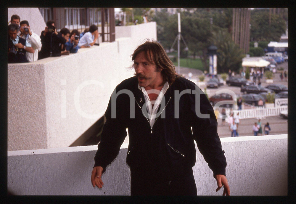 35mm vintage slide* 1989 CANNES Gérard DEPARDIEU Festival del cinema (14) La diapositiva &egrave; stata scattata in occasione della presentazione del film "Troppo bella per te!" al 42&deg; Festival del cinema di Cannes. CONDIZIONI: GOOD Tutti i diritti riservati.E' severamente vietata la riproduzione.  ICharta mette in vendita, sul negozio eBay e in esclusiva sul sito "icharta" il proprio archivio composto da numerose diapositive e negativi fotografici d'epoca, tutti originali e autentici, che attraversano la storia del costume italiano tra gli la fine degli anni Sessanta e Novanta.Si tratta di uno sguardo inedito sull'attualit&agrave;, la politica, la vita quotidiana, il gossip e la cultura, che fotografa il cambiamento della nazione in quest'ultimo scorcio del XX secolo. Un'occasione unica per il mercato del collezionismo, che vede finalmente disponibile un archivio eccezionale per vastit&agrave;, tematiche e condizioni, in un settore (il negativo fotografico e la diapositiva) di assoluta novit&agrave; e dalle interessanti prospettive di investimento.     originale e autentica 1