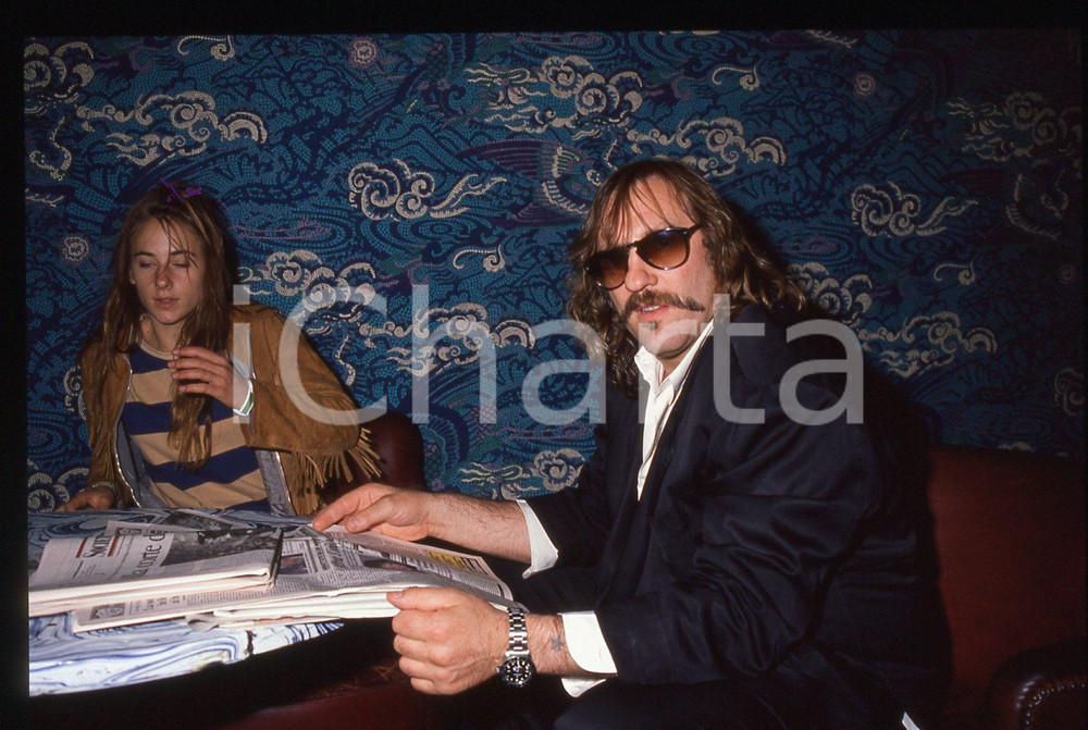 35mm vintage slide* 1989 VENEZIA Gérard DEPARDIEU Mostra del cinema (19) La diapositiva &egrave; stata scattata presso l'Hotel Excelsior in occasione della 46&ordf; Mostra del cinema di Venezia. CONDIZIONI: GOOD Tutti i diritti riservati.E' severamente vietata la riproduzione.  ICharta mette in vendita, sul negozio eBay e in esclusiva sul sito "icharta" il proprio archivio composto da numerose diapositive e negativi fotografici d'epoca, tutti originali e autentici, che attraversano la storia del costume italiano tra gli la fine degli anni Sessanta e Novanta.Si tratta di uno sguardo inedito sull'attualit&agrave;, la politica, la vita quotidiana, il gossip e la cultura, che fotografa il cambiamento della nazione in quest'ultimo scorcio del XX secolo. Un'occasione unica per il mercato del collezionismo, che vede finalmente disponibile un archivio eccezionale per vastit&agrave;, tematiche e condizioni, in un settore (il negativo fotografico e la diapositiva) di assoluta novit&agrave; e dalle interessanti prospettive di investimento.     originale e autentica 1
