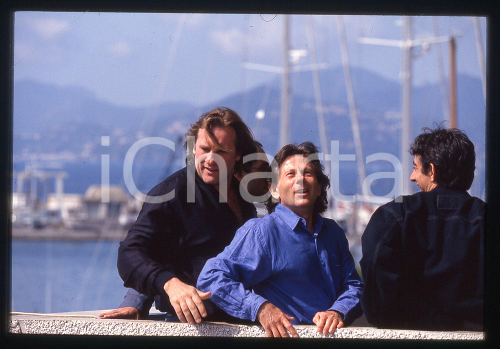 35mm vintage slide* 1994 CANNES Gérard DEPARDIEU Roman POLANSKI Festival (6) La diapositiva &egrave; stata scattata in occasione della presentazione del film "Una pura formalit&agrave;" al 47&deg; Festival del Cinema di Cannes. CONDIZIONI: GOOD Tutti i diritti riservati.E' severamente vietata la riproduzione.  ICharta mette in vendita, sul negozio eBay e in esclusiva sul sito "icharta" il proprio archivio composto da numerose diapositive e negativi fotografici d'epoca, tutti originali e autentici, che attraversano la storia del costume italiano tra gli la fine degli anni Sessanta e Novanta.Si tratta di uno sguardo inedito sull'attualit&agrave;, la politica, la vita quotidiana, il gossip e la cultura, che fotografa il cambiamento della nazione in quest'ultimo scorcio del XX secolo. Un'occasione unica per il mercato del collezionismo, che vede finalmente disponibile un archivio eccezionale per vastit&agrave;, tematiche e condizioni, in un settore (il negativo fotografico e la diapositiva) di assoluta novit&agrave; e dalle interessanti prospettive di investimento.     originale e autentica 1