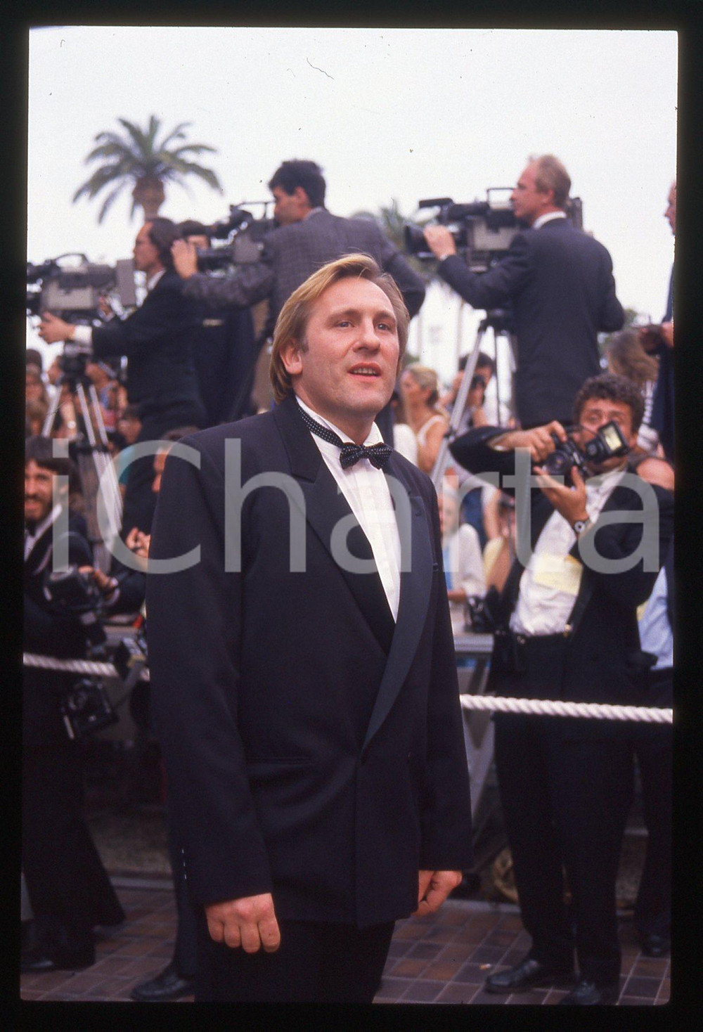 35mm vintage slide* 1988 CANNES Gérard DEPARDIEU Festival del cinema (6) La diapositiva &egrave; stata scattata in occasione del 41&deg; Festival del cinema di Cannes. CONDIZIONI: GOOD Tutti i diritti riservati.E' severamente vietata la riproduzione.  ICharta mette in vendita, sul negozio eBay e in esclusiva sul sito "icharta" il proprio archivio composto da numerose diapositive e negativi fotografici d'epoca, tutti originali e autentici, che attraversano la storia del costume italiano tra gli la fine degli anni Sessanta e Novanta.Si tratta di uno sguardo inedito sull'attualit&agrave;, la politica, la vita quotidiana, il gossip e la cultura, che fotografa il cambiamento della nazione in quest'ultimo scorcio del XX secolo. Un'occasione unica per il mercato del collezionismo, che vede finalmente disponibile un archivio eccezionale per vastit&agrave;, tematiche e condizioni, in un settore (il negativo fotografico e la diapositiva) di assoluta novit&agrave; e dalle interessanti prospettive di investimento.     originale e autentica 1