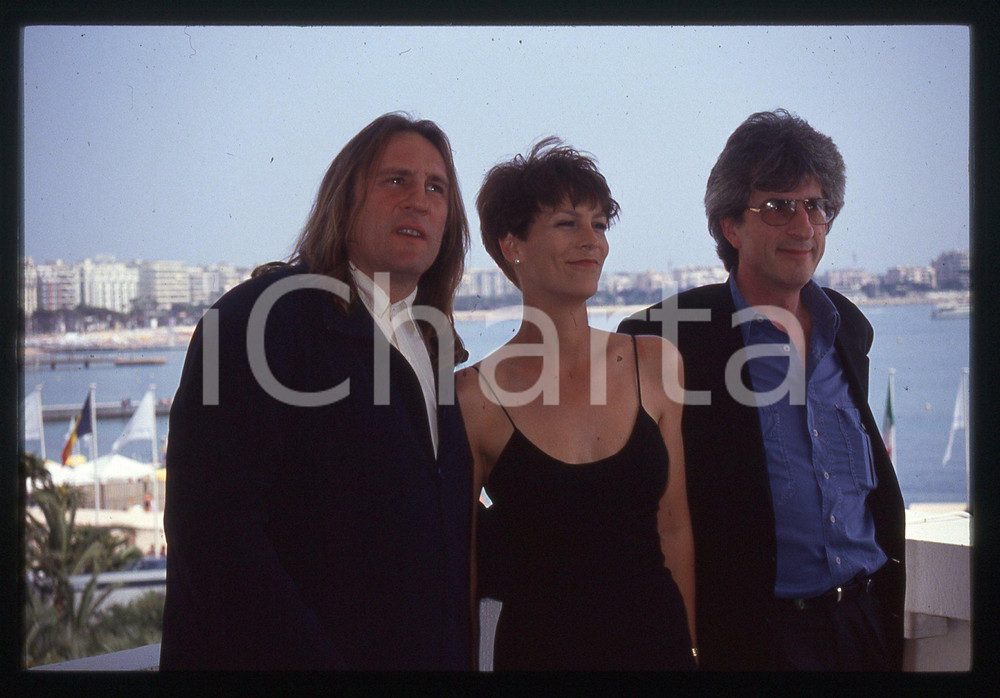 35mm vintage slide* 1992 CANNES Gérard DEPARDIEU Jamie LEE CURTIS René CLEITMAN La diapositiva &egrave; stata scattata in occasione del 45&deg; Festival del cinema di Cannes in cui G&eacute;rard Depardieu, Jamie Lee Curtis e Ren&eacute; Cleitman presenziarono come giuria. CONDIZIONI: GOOD Tutti i diritti riservati.E' severamente vietata la riproduzione.  ICharta mette in vendita, sul negozio eBay e in esclusiva sul sito "icharta" il proprio archivio composto da numerose diapositive e negativi fotografici d'epoca, tutti originali e autentici, che attraversano la storia del costume italiano tra gli la fine degli anni Sessanta e Novanta.Si tratta di uno sguardo inedito sull'attualit&agrave;, la politica, la vita quotidiana, il gossip e la cultura, che fotografa il cambiamento della nazione in quest'ultimo scorcio del XX secolo. Un'occasione unica per il mercato del collezionismo, che vede finalmente disponibile un archivio eccezionale per vastit&agrave;, tematiche e condizioni, in un settore (il negativo fotografico e la diapositiva) di assoluta novit&agrave; e dalle interessanti prospettive di investimento.     originale e autentica 1