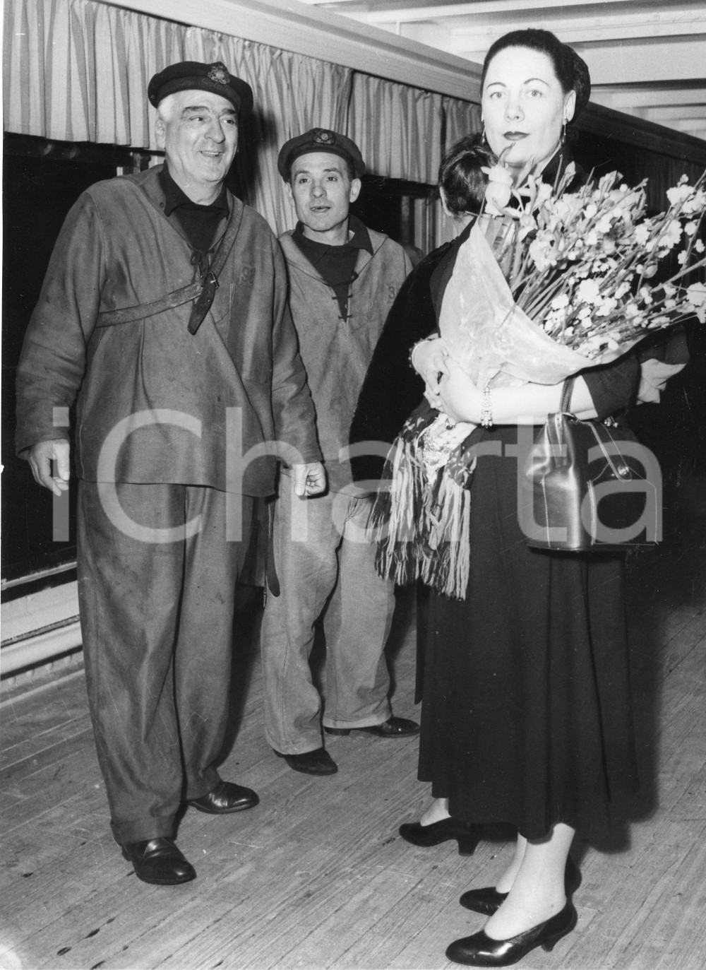 1955 GENOVA Arrivo soprano Renata TEBALDI alla stazione marittima - Foto 18x24 1955Fotografia vintage rara d'epoca.Timbro archivio Publifoto Genova al verso.FORMATO: 18x24 cm CONDIZIONI: FAIR (lieve increspatura marginale e minimi difetti di stampa)ICHARTA mette in vendita le stampe vintage della collezione Publifoto Genova, per la maggior parte inedita o in tiratura di pochi esemplari. Si tratta di un'ottima opportunit&agrave; di investimento per i collezionisti di fotografie d'epoca.    originale e autentica 1