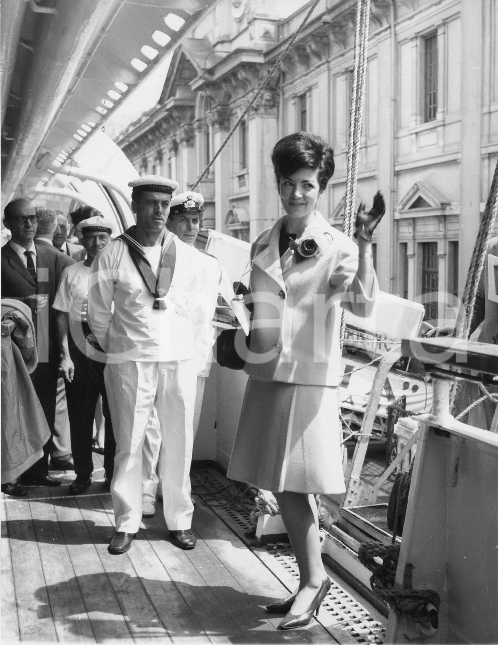1963 GENOVA Soprano Anna MOFFO in partenza sulla nave "Donizetti" (2) Foto 18x22 1963Fotografia vintage rara d'epoca, scattata in occasione del viaggio inaugurale della nave.Timbro archivio Publifoto Genova al verso.FORMATO: 18x24 cm CONDIZIONI: G (minimi difetti di stampa)ICHARTA mette in vendita le stampe vintage della collezione Publifoto Genova, per la maggior parte inedita o in tiratura di pochi esemplari. Si tratta di un'ottima opportunit&agrave; di investimento per i collezionisti di fotografie d'epoca.    originale e autentica 1