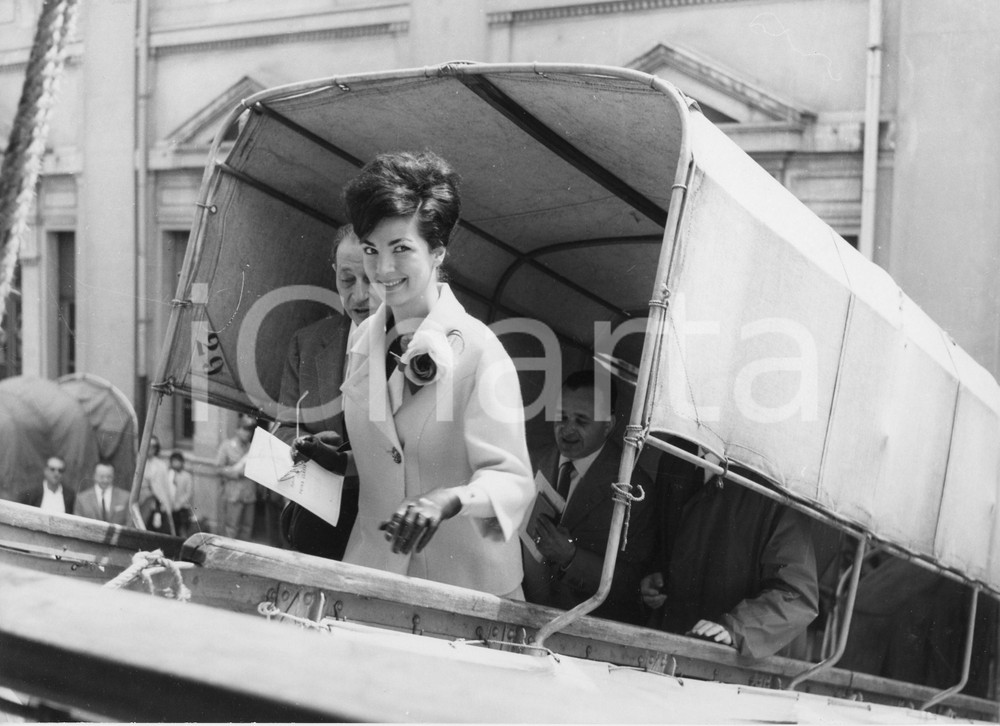 1963 GENOVA Arrivo soprano Anna MOFFO sulla nave "Donizetti" - Foto 24x18 1963Fotografia vintage rara d'epoca, scattata in occasione del viaggio inaugurale della nave.Timbro archivio Publifoto Genova al verso.FORMATO: 24x18 cm CONDIZIONI: FAIR (lievi increspature marginali e difetti di stampa)ICHARTA mette in vendita le stampe vintage della collezione Publifoto Genova, per la maggior parte inedita o in tiratura di pochi esemplari. Si tratta di un'ottima opportunit&agrave; di investimento per i collezionisti di fotografie d'epoca.    originale e autentica 1