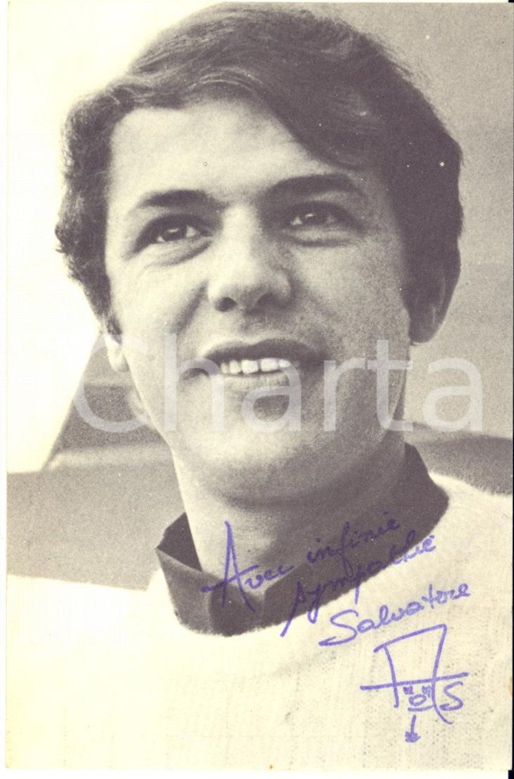 1967 BELGIO Cantante Salvatore ADAMO - AUTOGRAFO su foto seriale EMI 9x14 cm  Fotografia seriale, pubblicitaria EMI, con dedica autografa.CONDIZIONI: GFORMATO: 9x14 cm    originale e autentica 1
