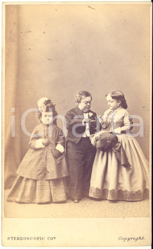 1865 ca CIRCUS DWARVES Minnie WARREN Tom THUMB Lavinia WARREN - RARE Photo  Fotografia originale d'epoca, che ritrae le sorelle Minnie e Lavinia Warren, con il marito di quest'ultima Tom Thumb.FOTOGRAFO: The London Stereoscopic an Photographic CompanyCONDIZIONI: G (minimi difetti di stampa)FORMATO: CDV    originale e autentica 1