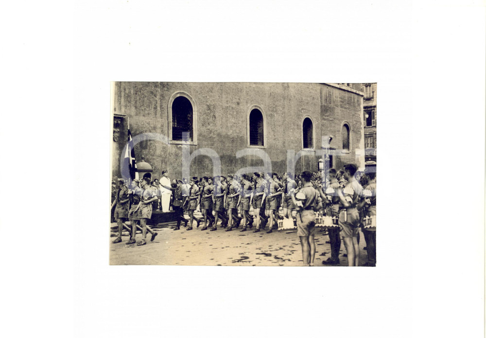 1935 ca ROMA Gioventù Hitleriana - Sfilata al cospetto di Benito Mussolini *Foto  Fotografia originale d'epoca, con didascalia dattiloscritta al verso, montata su passepartout.CONDIZIONI: G (ma abrasioni al verso del passepartout)FORMATO: 30x20 cm (con passepartout); 18x13 cm (fotografia)    originale e autentica 1