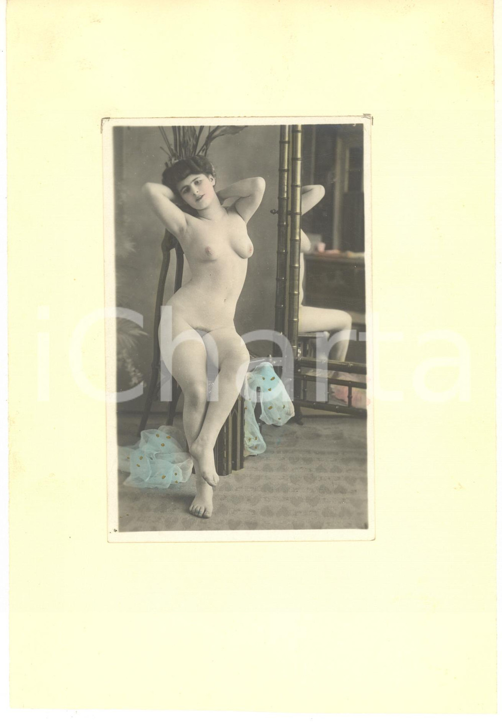 1910 ca VINTAGE EROTIC Nude woman on a chair arms up - Real photo RPPC Fotografia seriale d'epoca, montata su cartoncino morbido.Ritocchi manuali.FORMATO: 16x25 cm (cartoncino); 9x14 cm (fotografia)CONDIZIONI: G    originale e autentica 1