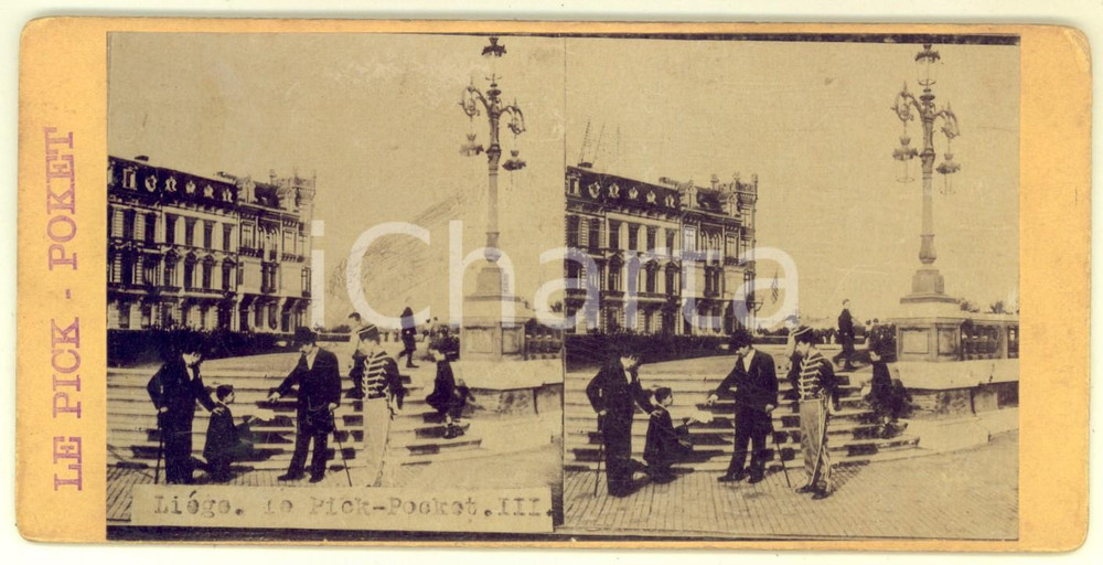 1890 ca LIEGE (BELGIQUE) Un pickpocket en action - RARE Stereoscopic photo Fotografia stereoscopica d'epoca, su cartoncino rigido.FORMATO: 17x8 cmCONDIZIONI: G (lievi difetti di stampa)    originale e autentica 1