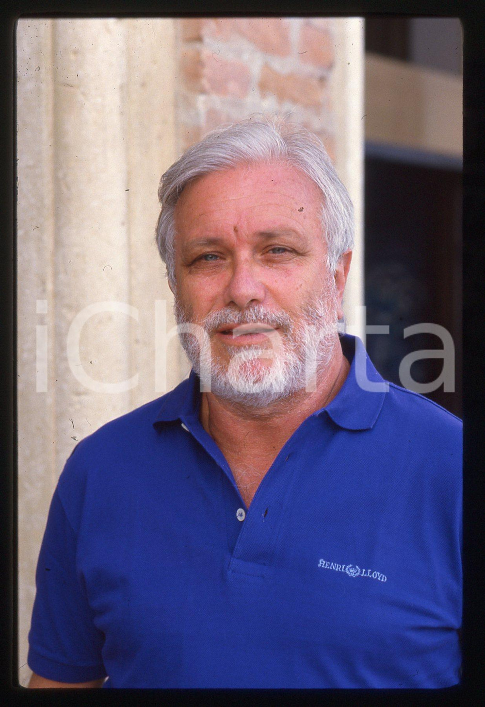 Luciano DE CRESCENZO - FESTIVAL CINEMA VENEZIA - 1990 ca 35 mm vintage slide 18 Diapositiva d'epoca, in formato 35 mm.CONDIZIONI: GOODE' severamente vietata la riproduzione. Tutti i diritti sono riservati.Nella diapositiva ICharta mette in vendita, sul negozio eBay e in esclusiva sul sito "icharta" il proprio archivio composto da numerose diapositive e negativi fotografici d'epoca, tutti originali e autentici, che attraversano la storia del costume italiano tra gli la fine degli anni Sessanta e Novanta.Si tratta di uno sguardo inedito sull'attualit&agrave;, la politica, la vita quotidiana, il gossip e la cultura, che fotografa il cambiamento della nazione in quest'ultimo scorcio del XX secolo. Un'occasione unica per il mercato del collezionismo, che vede finalmente disponibile un archivio eccezionale per vastit&agrave;, tematiche e condizioni, in un settore (il negativo fotografico e la diapositiva) di assoluta novit&agrave; e dalle interessanti prospettive di investimento.  GOOD/buono   originale e autentica 1