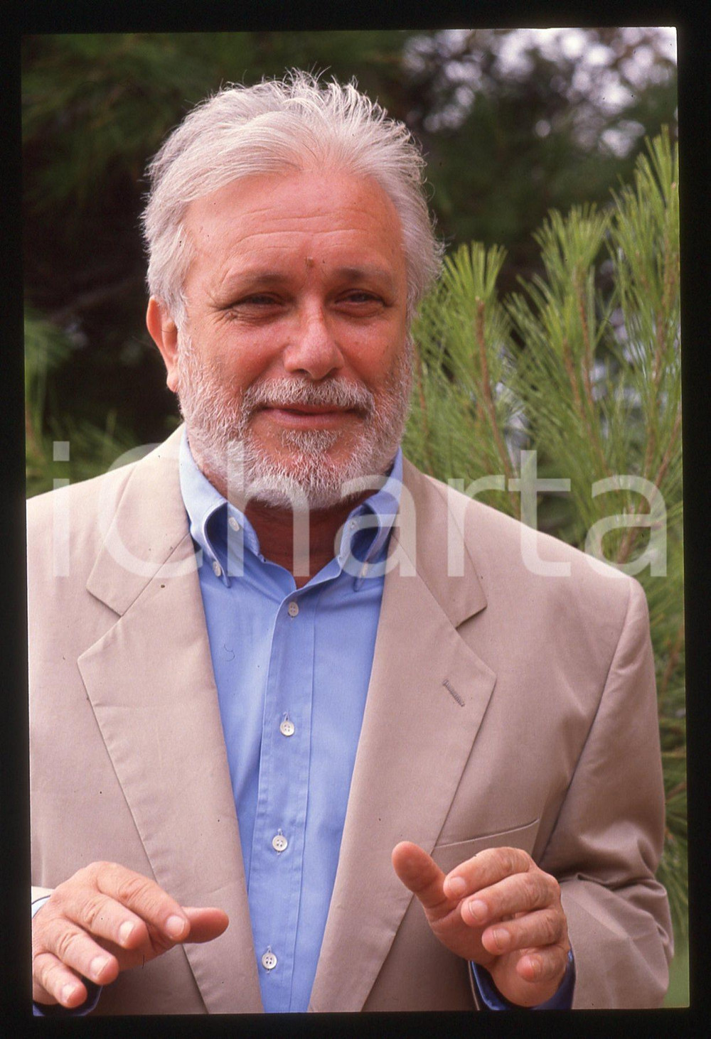 Luciano DE CRESCENZO - FESTIVAL CINEMA VENEZIA - 1990 ca 35 mm vintage slide 19 Diapositiva d'epoca, in formato 35 mm.CONDIZIONI: GOODE' severamente vietata la riproduzione. Tutti i diritti sono riservati.ICharta mette in vendita, sul negozio eBay e in esclusiva sul sito "icharta" il proprio archivio composto da numerose diapositive e negativi fotografici d'epoca, tutti originali e autentici, che attraversano la storia del costume italiano tra gli la fine degli anni Sessanta e Novanta.Si tratta di uno sguardo inedito sull'attualità, la politica, la vita quotidiana, il gossip e la cultura, che fotografa il cambiamento della nazione in quest'ultimo scorcio del XX secolo. Un'occasione unica per il mercato del collezionismo, che vede finalmente disponibile un archivio eccezionale per vastità, tematiche e condizioni, in un settore (il negativo fotografico e la diapositiva) di assoluta novità e dalle interessanti prospettive di investimento.  GOOD/buono   originale e autentica 1