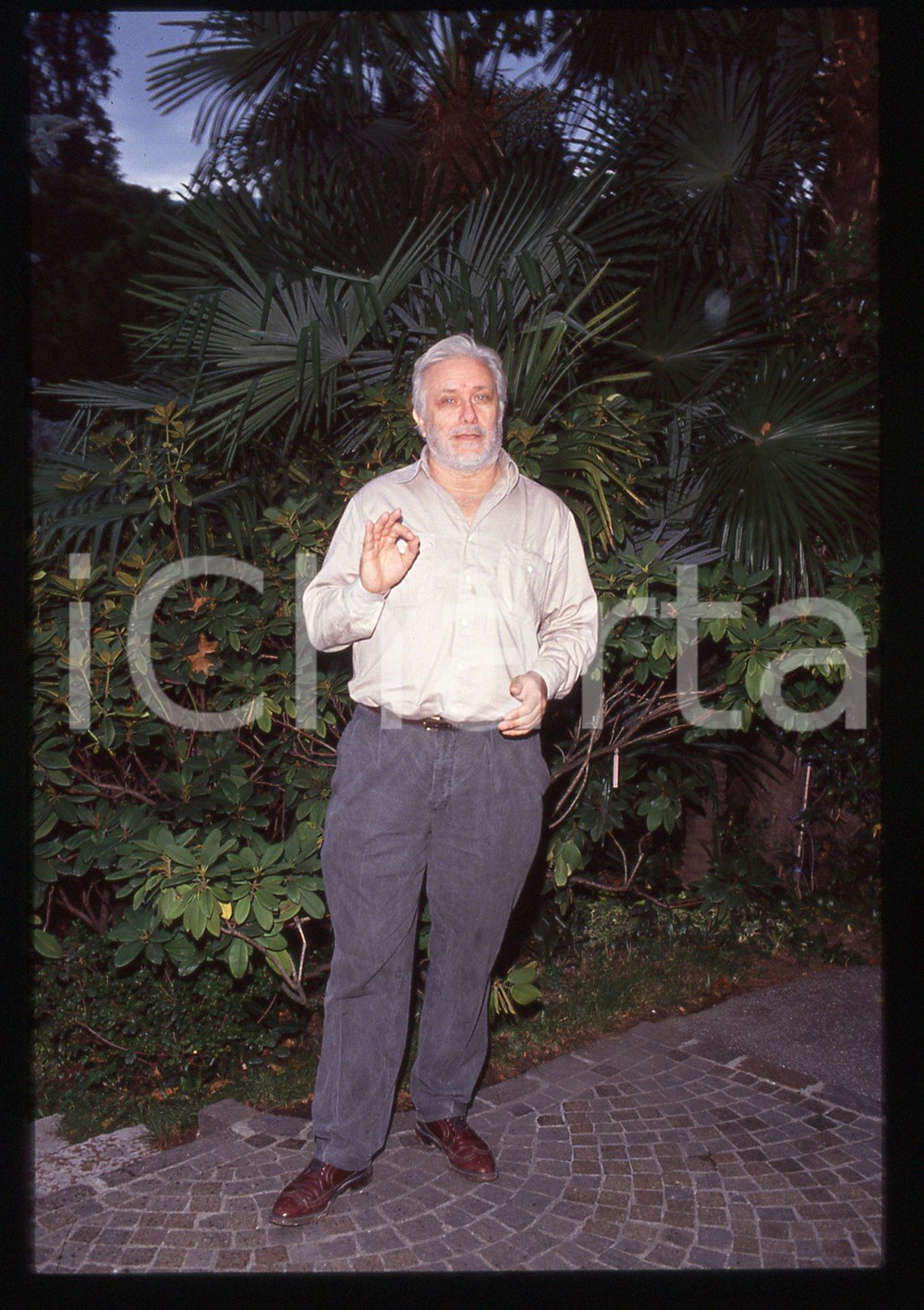 Luciano DE CRESCENZO - FESTIVAL CINEMA VENEZIA - 1990 ca 35 mm vintage slide 22 Diapositiva d'epoca, in formato 35 mm.CONDIZIONI: GOODE' severamente vietata la riproduzione. Tutti i diritti sono riservati. ICharta mette in vendita, sul negozio eBay e in esclusiva sul sito "icharta" il proprio archivio composto da numerose diapositive e negativi fotografici d'epoca, tutti originali e autentici, che attraversano la storia del costume italiano tra gli la fine degli anni Sessanta e Novanta.Si tratta di uno sguardo inedito sull'attualità, la politica, la vita quotidiana, il gossip e la cultura, che fotografa il cambiamento della nazione in quest'ultimo scorcio del XX secolo. Un'occasione unica per il mercato del collezionismo, che vede finalmente disponibile un archivio eccezionale per vastità, tematiche e condizioni, in un settore (il negativo fotografico e la diapositiva) di assoluta novità e dalle interessanti prospettive di investimento.  GOOD/buono   originale e autentica 1