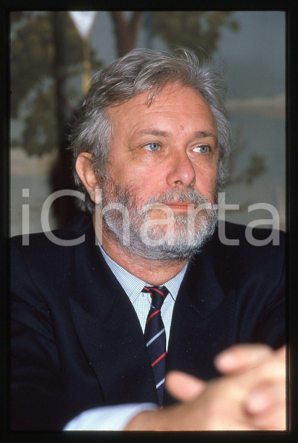 Luciano DE CRESCENZO - COSTUME - 1995 ca 35 mm vintage slide 37 Diapositiva d'epoca, in formato 35 mm.CONDIZIONI: GOODE' severamente vietata la riproduzione. Tutti i diritti sono riservati.ICharta mette in vendita, sul negozio eBay e in esclusiva sul sito "icharta" il proprio archivio composto da numerose diapositive e negativi fotografici d'epoca, tutti originali e autentici, che attraversano la storia del costume italiano tra gli la fine degli anni Sessanta e Novanta.Si tratta di uno sguardo inedito sull'attualità, la politica, la vita quotidiana, il gossip e la cultura, che fotografa il cambiamento della nazione in quest'ultimo scorcio del XX secolo. Un'occasione unica per il mercato del collezionismo, che vede finalmente disponibile un archivio eccezionale per vastità, tematiche e condizioni, in un settore (il negativo fotografico e la diapositiva) di assoluta novità e dalle interessanti prospettive di investimento.  GOOD/buono   originale e autentica 1