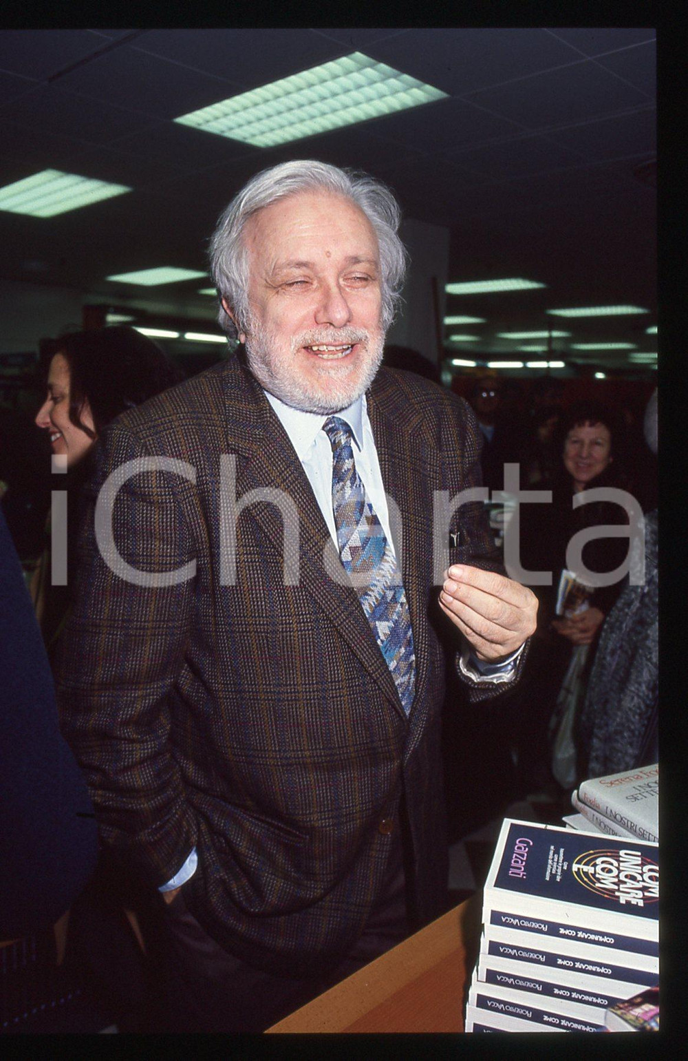 Luciano DE CRESCENZO - COSTUME - 1995 ca 35 mm vintage slide 38 Diapositiva d'epoca, in formato 35 mm.CONDIZIONI: GOODE' severamente vietata la riproduzione. Tutti i diritti sono riservati. ICharta mette in vendita, sul negozio eBay e in esclusiva sul sito "icharta" il proprio archivio composto da numerose diapositive e negativi fotografici d'epoca, tutti originali e autentici, che attraversano la storia del costume italiano tra gli la fine degli anni Sessanta e Novanta.Si tratta di uno sguardo inedito sull'attualità, la politica, la vita quotidiana, il gossip e la cultura, che fotografa il cambiamento della nazione in quest'ultimo scorcio del XX secolo. Un'occasione unica per il mercato del collezionismo, che vede finalmente disponibile un archivio eccezionale per vastità, tematiche e condizioni, in un settore (il negativo fotografico e la diapositiva) di assoluta novità e dalle interessanti prospettive di investimento.  GOOD/buono   originale e autentica 1