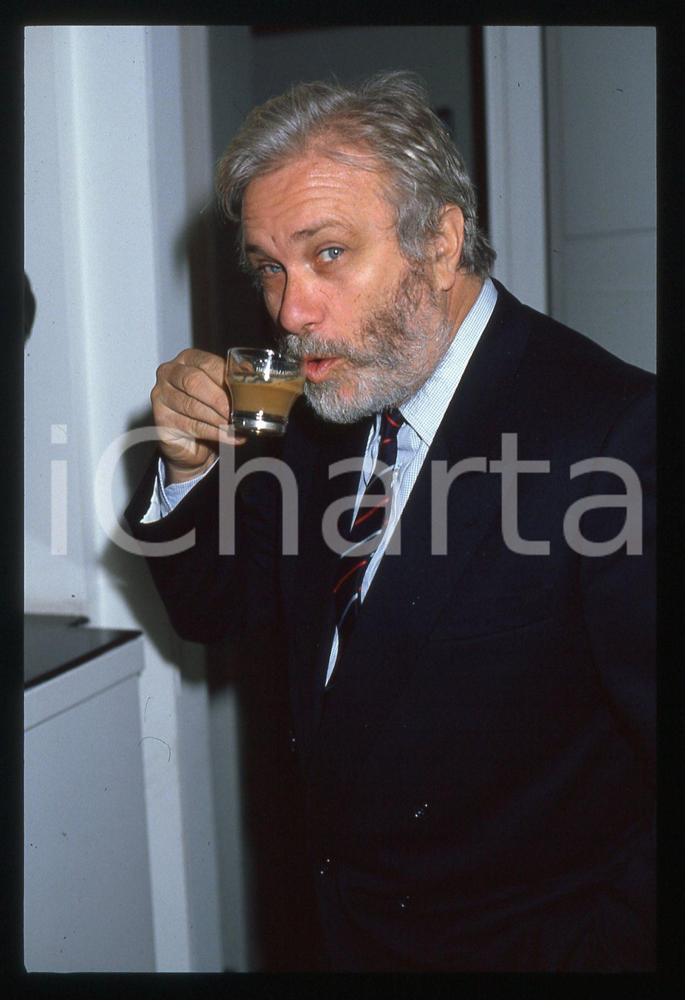 Luciano DE CRESCENZO beve un caffè - 1995 ca 35 mm vintage slide 39 Diapositiva d'epoca, in formato 35 mm.CONDIZIONI: GOODE' severamente vietata la riproduzione. Tutti i diritti sono riservati. ICharta mette in vendita, sul negozio eBay e in esclusiva sul sito "icharta" il proprio archivio composto da numerose diapositive e negativi fotografici d'epoca, tutti originali e autentici, che attraversano la storia del costume italiano tra gli la fine degli anni Sessanta e Novanta.Si tratta di uno sguardo inedito sull'attualità, la politica, la vita quotidiana, il gossip e la cultura, che fotografa il cambiamento della nazione in quest'ultimo scorcio del XX secolo. Un'occasione unica per il mercato del collezionismo, che vede finalmente disponibile un archivio eccezionale per vastità, tematiche e condizioni, in un settore (il negativo fotografico e la diapositiva) di assoluta novità e dalle interessanti prospettive di investimento.  GOOD/buono   originale e autentica 1