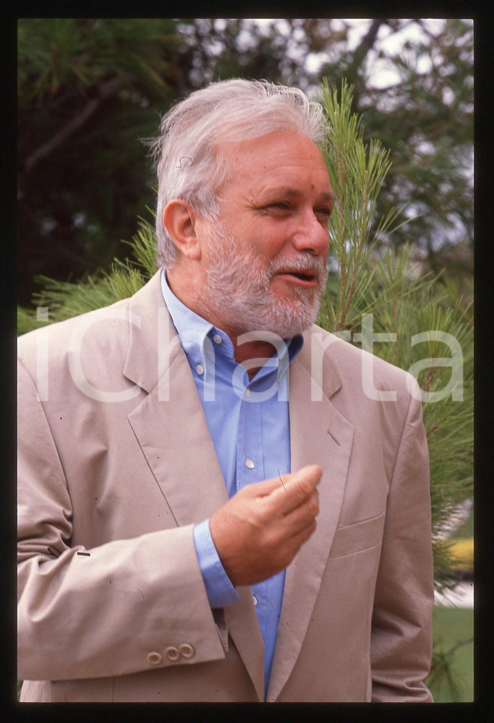 Luciano DE CRESCENZO - FESTIVAL CINEMA VENEZIA - 1990 ca 35 mm vintage slide 24 Diapositiva d'epoca, in formato 35 mm.CONDIZIONI: GOODE' severamente vietata la riproduzione. Tutti i diritti sono riservati. ICharta mette in vendita, sul negozio eBay e in esclusiva sul sito "icharta" il proprio archivio composto da numerose diapositive e negativi fotografici d'epoca, tutti originali e autentici, che attraversano la storia del costume italiano tra gli la fine degli anni Sessanta e Novanta.Si tratta di uno sguardo inedito sull'attualità, la politica, la vita quotidiana, il gossip e la cultura, che fotografa il cambiamento della nazione in quest'ultimo scorcio del XX secolo. Un'occasione unica per il mercato del collezionismo, che vede finalmente disponibile un archivio eccezionale per vastità, tematiche e condizioni, in un settore (il negativo fotografico e la diapositiva) di assoluta novità e dalle interessanti prospettive di investimento.  GOOD/buono   originale e autentica 1