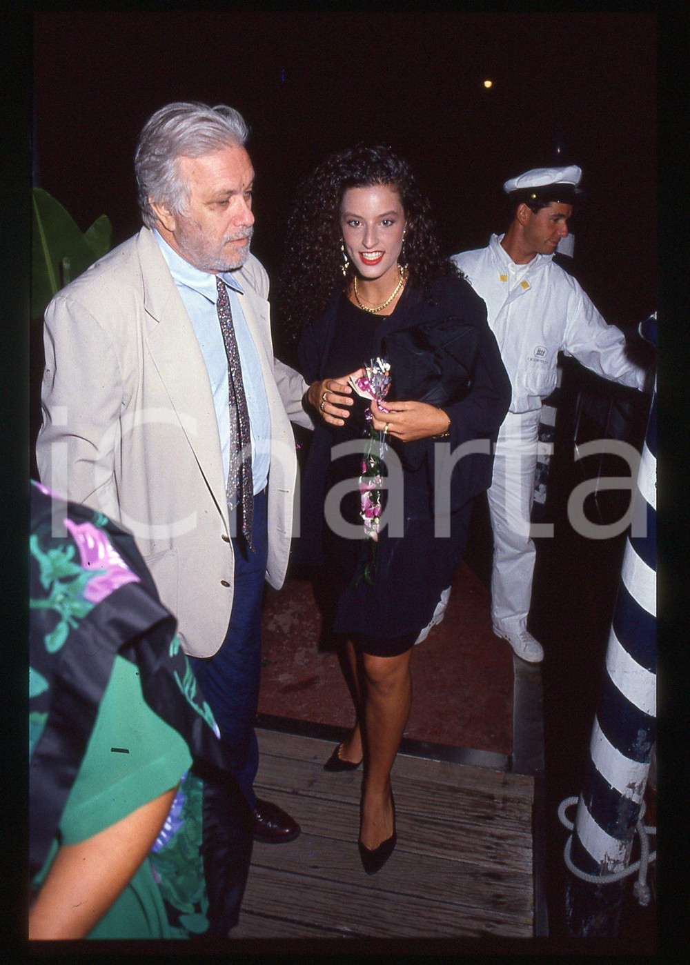 Luciano DE CRESCENZO - FESTIVAL CINEMA VENEZIA - 1990 ca 35 mm vintage slide 25 Diapositiva d'epoca, in formato 35 mm.CONDIZIONI: GOODE' severamente vietata la riproduzione. Tutti i diritti sono riservati. ICharta mette in vendita, sul negozio eBay e in esclusiva sul sito "icharta" il proprio archivio composto da numerose diapositive e negativi fotografici d'epoca, tutti originali e autentici, che attraversano la storia del costume italiano tra gli la fine degli anni Sessanta e Novanta.Si tratta di uno sguardo inedito sull'attualità, la politica, la vita quotidiana, il gossip e la cultura, che fotografa il cambiamento della nazione in quest'ultimo scorcio del XX secolo. Un'occasione unica per il mercato del collezionismo, che vede finalmente disponibile un archivio eccezionale per vastità, tematiche e condizioni, in un settore (il negativo fotografico e la diapositiva) di assoluta novità e dalle interessanti prospettive di investimento.  GOOD/buono   originale e autentica 1