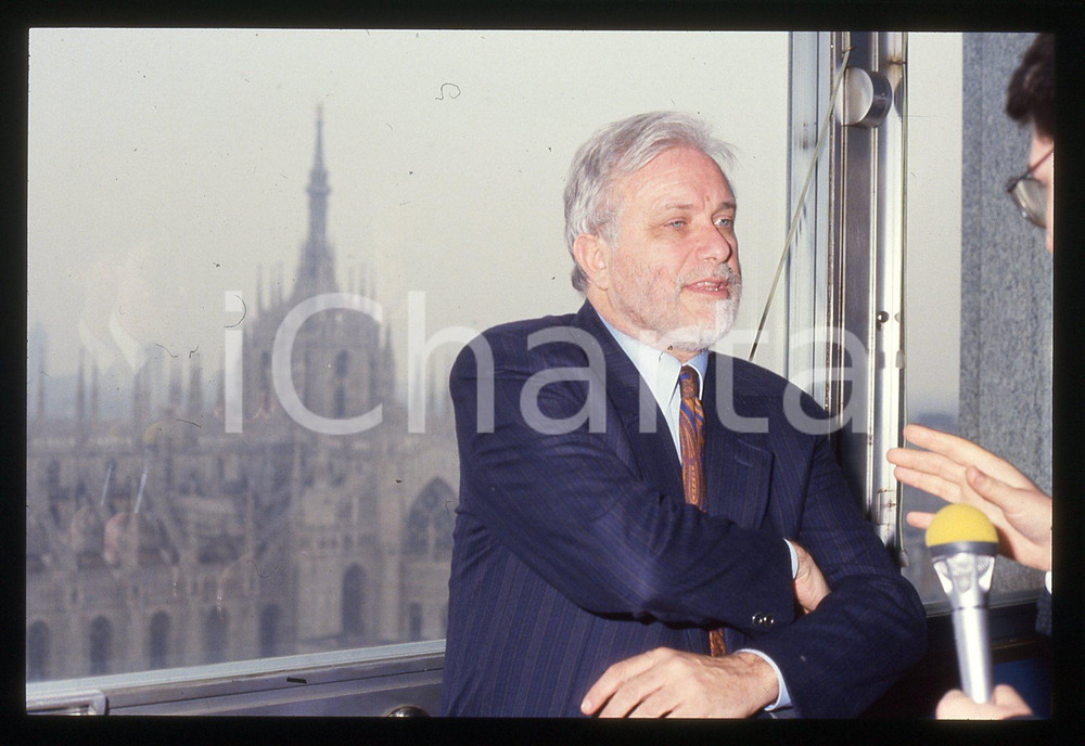 Luciano DE CRESCENZO Duomo di MILANO 1990 ca 35 mm vintage slide 2 Diapositiva d'epoca, in formato 35 mm.CONDIZIONI: GOODE' severamente vietata la riproduzione. Tutti i diritti sono riservati.ICharta mette in vendita, sul negozio eBay e in esclusiva sul sito "icharta" il proprio archivio composto da numerose diapositive e negativi fotografici d'epoca, tutti originali e autentici, che attraversano la storia del costume italiano tra gli la fine degli anni Sessanta e Novanta.Si tratta di uno sguardo inedito sull'attualità, la politica, la vita quotidiana, il gossip e la cultura, che fotografa il cambiamento della nazione in quest'ultimo scorcio del XX secolo. Un'occasione unica per il mercato del collezionismo, che vede finalmente disponibile un archivio eccezionale per vastità, tematiche e condizioni, in un settore (il negativo fotografico e la diapositiva) di assoluta novità e dalle interessanti prospettive di investimento.  GOOD/buono   originale e autentica 1