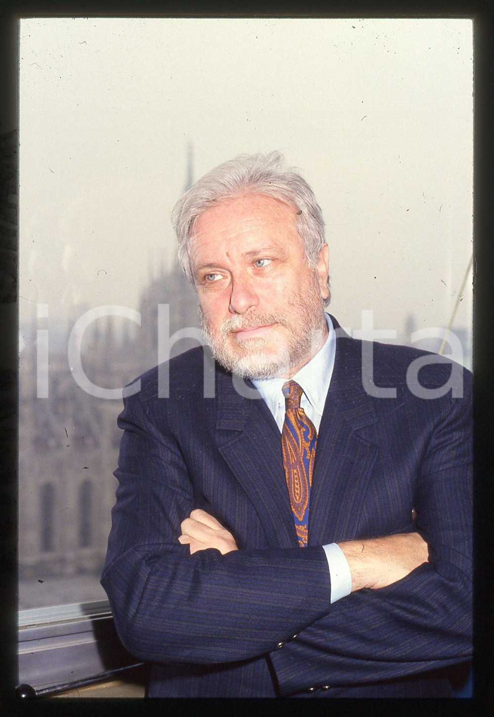 Luciano DE CRESCENZO Duomo di MILANO 1990 ca 35 mm vintage slide 3 Diapositiva d'epoca, in formato 35 mm.CONDIZIONI: GOODE' severamente vietata la riproduzione. Tutti i diritti sono riservati.ICharta mette in vendita, sul negozio eBay e in esclusiva sul sito "icharta" il proprio archivio composto da numerose diapositive e negativi fotografici d'epoca, tutti originali e autentici, che attraversano la storia del costume italiano tra gli la fine degli anni Sessanta e Novanta.Si tratta di uno sguardo inedito sull'attualità, la politica, la vita quotidiana, il gossip e la cultura, che fotografa il cambiamento della nazione in quest'ultimo scorcio del XX secolo. Un'occasione unica per il mercato del collezionismo, che vede finalmente disponibile un archivio eccezionale per vastità, tematiche e condizioni, in un settore (il negativo fotografico e la diapositiva) di assoluta novità e dalle interessanti prospettive di investimento.  GOOD/buono   originale e autentica 1