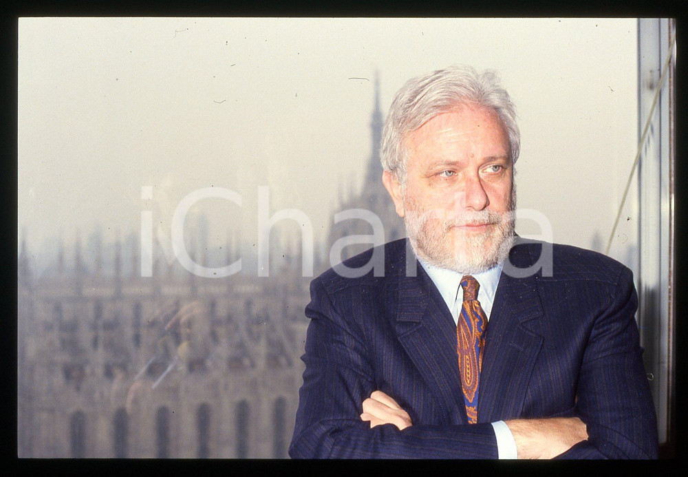Luciano DE CRESCENZO Duomo di MILANO 1990 ca 35 mm vintage slide 4 Diapositiva d'epoca, in formato 35 mm.CONDIZIONI: GOODE' severamente vietata la riproduzione. Tutti i diritti sono riservati.ICharta mette in vendita, sul negozio eBay e in esclusiva sul sito "icharta" il proprio archivio composto da numerose diapositive e negativi fotografici d'epoca, tutti originali e autentici, che attraversano la storia del costume italiano tra gli la fine degli anni Sessanta e Novanta.Si tratta di uno sguardo inedito sull'attualità, la politica, la vita quotidiana, il gossip e la cultura, che fotografa il cambiamento della nazione in quest'ultimo scorcio del XX secolo. Un'occasione unica per il mercato del collezionismo, che vede finalmente disponibile un archivio eccezionale per vastità, tematiche e condizioni, in un settore (il negativo fotografico e la diapositiva) di assoluta novità e dalle interessanti prospettive di investimento.  GOOD/buono   originale e autentica 1