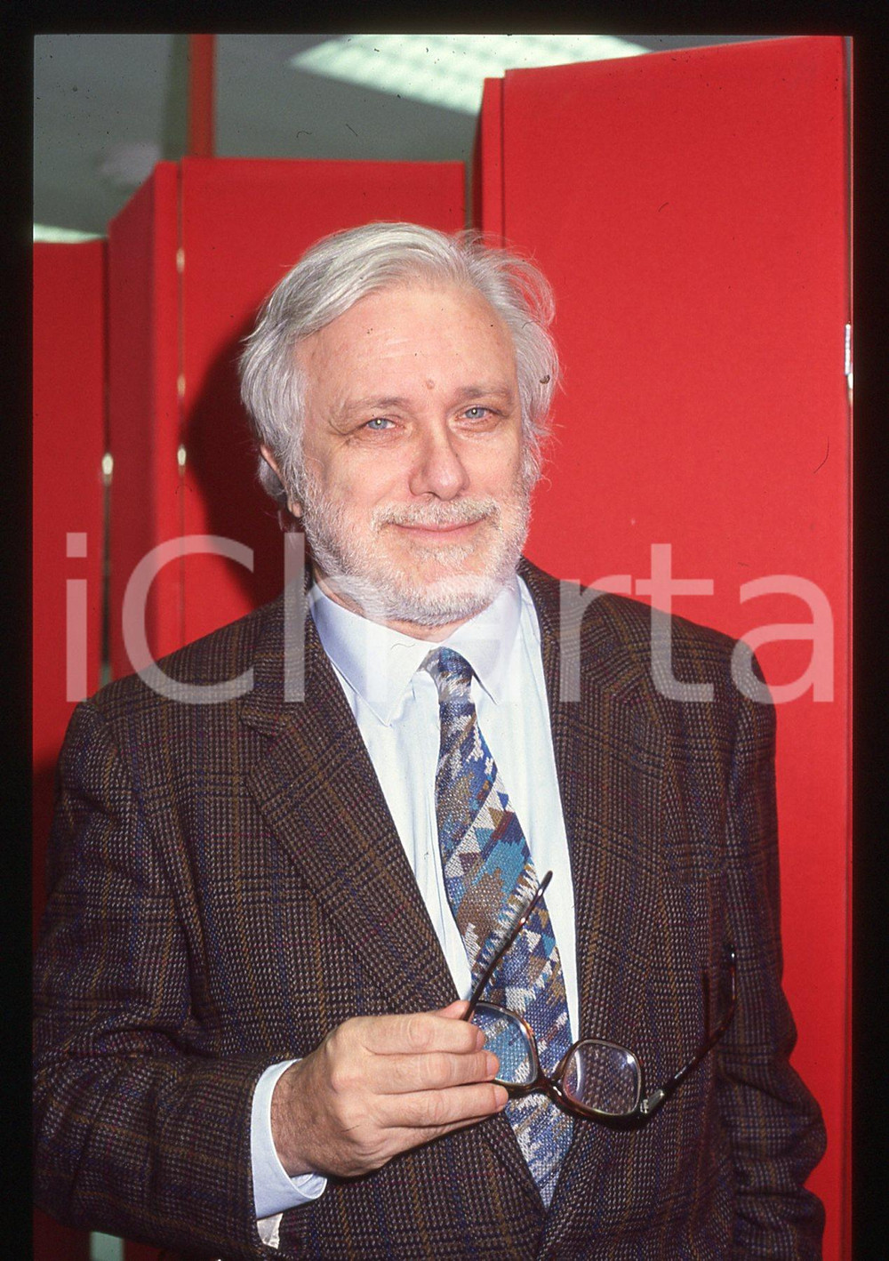 Luciano DE CRESCENZO - COSTUME - 1995 ca 35 mm vintage slide 40 Diapositiva d'epoca, in formato 35 mm.CONDIZIONI: GOODE' severamente vietata la riproduzione. Tutti i diritti sono riservati.ICharta mette in vendita, sul negozio eBay e in esclusiva sul sito "icharta" il proprio archivio composto da numerose diapositive e negativi fotografici d'epoca, tutti originali e autentici, che attraversano la storia del costume italiano tra gli la fine degli anni Sessanta e Novanta.Si tratta di uno sguardo inedito sull'attualità, la politica, la vita quotidiana, il gossip e la cultura, che fotografa il cambiamento della nazione in quest'ultimo scorcio del XX secolo. Un'occasione unica per il mercato del collezionismo, che vede finalmente disponibile un archivio eccezionale per vastità, tematiche e condizioni, in un settore (il negativo fotografico e la diapositiva) di assoluta novità e dalle interessanti prospettive di investimento.  GOOD/buono   originale e autentica 1