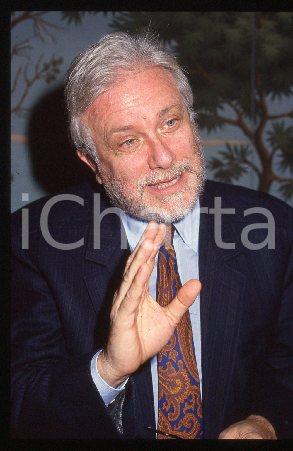 Luciano DE CRESCENZO - COSTUME - 1995 ca 35 mm vintage slide 41 Diapositiva d'epoca, in formato 35 mm.CONDIZIONI: GOODE' severamente vietata la riproduzione. Tutti i diritti sono riservati. ICharta mette in vendita, sul negozio eBay e in esclusiva sul sito "icharta" il proprio archivio composto da numerose diapositive e negativi fotografici d'epoca, tutti originali e autentici, che attraversano la storia del costume italiano tra gli la fine degli anni Sessanta e Novanta.Si tratta di uno sguardo inedito sull'attualità, la politica, la vita quotidiana, il gossip e la cultura, che fotografa il cambiamento della nazione in quest'ultimo scorcio del XX secolo. Un'occasione unica per il mercato del collezionismo, che vede finalmente disponibile un archivio eccezionale per vastità, tematiche e condizioni, in un settore (il negativo fotografico e la diapositiva) di assoluta novità e dalle interessanti prospettive di investimento.  GOOD/buono   originale e autentica 1