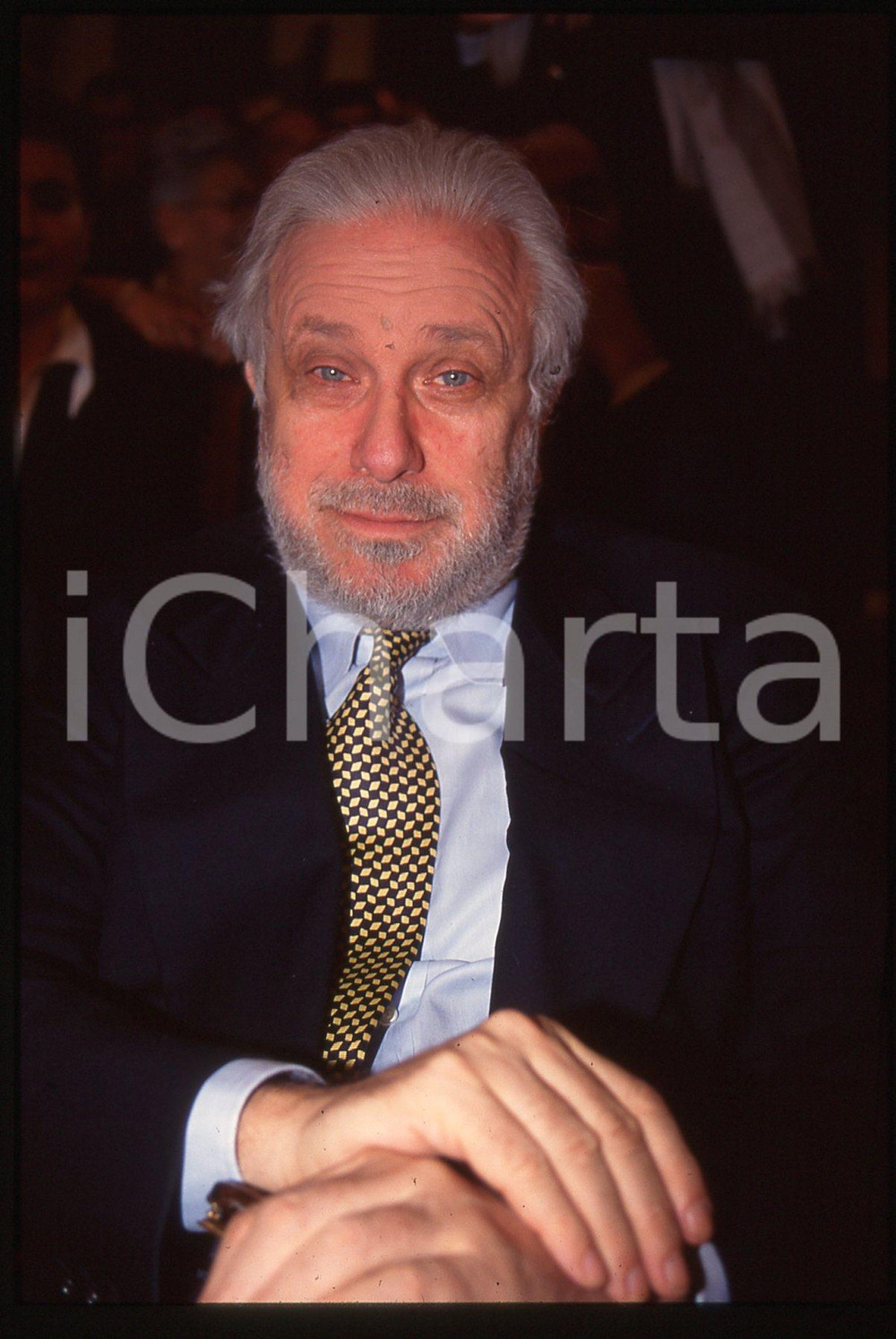 Luciano DE CRESCENZO - COSTUME - 1995 ca 35 mm vintage slide 43 Diapositiva d'epoca, in formato 35 mm.CONDIZIONI: GOODE' severamente vietata la riproduzione. Tutti i diritti sono riservati. ICharta mette in vendita, sul negozio eBay e in esclusiva sul sito "icharta" il proprio archivio composto da numerose diapositive e negativi fotografici d'epoca, tutti originali e autentici, che attraversano la storia del costume italiano tra gli la fine degli anni Sessanta e Novanta.Si tratta di uno sguardo inedito sull'attualità, la politica, la vita quotidiana, il gossip e la cultura, che fotografa il cambiamento della nazione in quest'ultimo scorcio del XX secolo. Un'occasione unica per il mercato del collezionismo, che vede finalmente disponibile un archivio eccezionale per vastità, tematiche e condizioni, in un settore (il negativo fotografico e la diapositiva) di assoluta novità e dalle interessanti prospettive di investimento.  GOOD/buono   originale e autentica 1