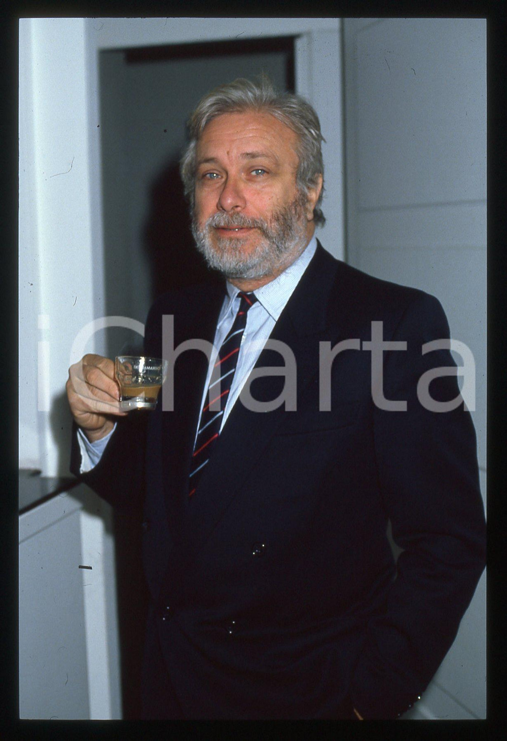 Luciano DE CRESCENZO beve un caffè - 1995 ca 35 mm vintage slide 45 Diapositiva d'epoca, in formato 35 mm.CONDIZIONI: GOODE' severamente vietata la riproduzione. Tutti i diritti sono riservati.ICharta mette in vendita, sul negozio eBay e in esclusiva sul sito "icharta" il proprio archivio composto da numerose diapositive e negativi fotografici d'epoca, tutti originali e autentici, che attraversano la storia del costume italiano tra gli la fine degli anni Sessanta e Novanta.Si tratta di uno sguardo inedito sull'attualità, la politica, la vita quotidiana, il gossip e la cultura, che fotografa il cambiamento della nazione in quest'ultimo scorcio del XX secolo. Un'occasione unica per il mercato del collezionismo, che vede finalmente disponibile un archivio eccezionale per vastità, tematiche e condizioni, in un settore (il negativo fotografico e la diapositiva) di assoluta novità e dalle interessanti prospettive di investimento.  GOOD/buono   originale e autentica 1