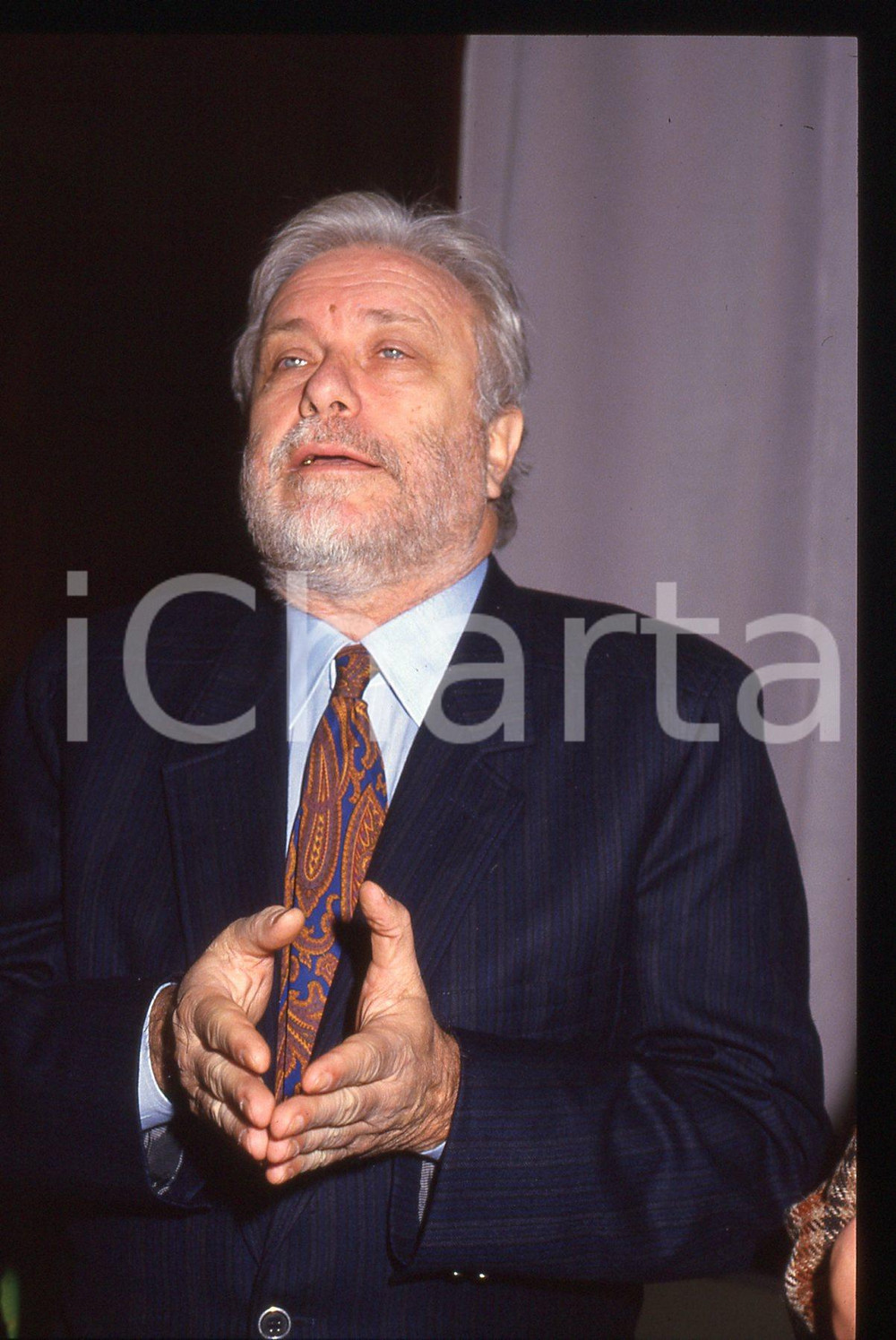 Luciano DE CRESCENZO - COSTUME - 1995 ca 35 mm vintage slide 46 Diapositiva d'epoca, in formato 35 mm.CONDIZIONI: GOODE' severamente vietata la riproduzione. Tutti i diritti sono riservati.ICharta mette in vendita, sul negozio eBay e in esclusiva sul sito "icharta" il proprio archivio composto da numerose diapositive e negativi fotografici d'epoca, tutti originali e autentici, che attraversano la storia del costume italiano tra gli la fine degli anni Sessanta e Novanta.Si tratta di uno sguardo inedito sull'attualità, la politica, la vita quotidiana, il gossip e la cultura, che fotografa il cambiamento della nazione in quest'ultimo scorcio del XX secolo. Un'occasione unica per il mercato del collezionismo, che vede finalmente disponibile un archivio eccezionale per vastità, tematiche e condizioni, in un settore (il negativo fotografico e la diapositiva) di assoluta novità e dalle interessanti prospettive di investimento.  GOOD/buono   originale e autentica 1