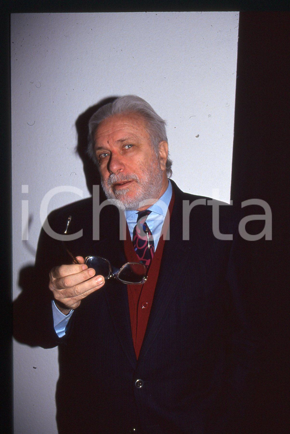 Luciano DE CRESCENZO - COSTUME - 1995 ca 35 mm vintage slide 47 Diapositiva d'epoca, in formato 35 mm.CONDIZIONI: GOODE' severamente vietata la riproduzione. Tutti i diritti sono riservati.ICharta mette in vendita, sul negozio eBay e in esclusiva sul sito "icharta" il proprio archivio composto da numerose diapositive e negativi fotografici d'epoca, tutti originali e autentici, che attraversano la storia del costume italiano tra gli la fine degli anni Sessanta e Novanta.Si tratta di uno sguardo inedito sull'attualità, la politica, la vita quotidiana, il gossip e la cultura, che fotografa il cambiamento della nazione in quest'ultimo scorcio del XX secolo. Un'occasione unica per il mercato del collezionismo, che vede finalmente disponibile un archivio eccezionale per vastità, tematiche e condizioni, in un settore (il negativo fotografico e la diapositiva) di assoluta novità e dalle interessanti prospettive di investimento.  GOOD/buono   originale e autentica 1