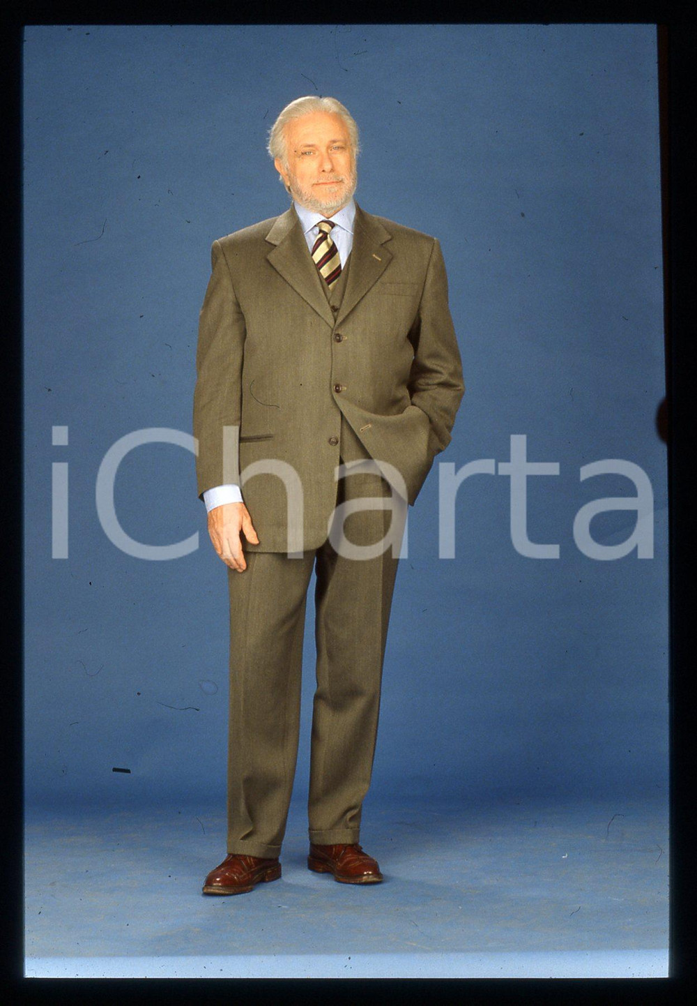 Luciano DE CRESCENZO - COSTUME - 1995 ca 35 mm vintage slide 49 Diapositiva d'epoca, in formato 35 mm.CONDIZIONI: GOODE' severamente vietata la riproduzione. Tutti i diritti sono riservati.ICharta mette in vendita, sul negozio eBay e in esclusiva sul sito "icharta" il proprio archivio composto da numerose diapositive e negativi fotografici d'epoca, tutti originali e autentici, che attraversano la storia del costume italiano tra gli la fine degli anni Sessanta e Novanta.Si tratta di uno sguardo inedito sull'attualità, la politica, la vita quotidiana, il gossip e la cultura, che fotografa il cambiamento della nazione in quest'ultimo scorcio del XX secolo. Un'occasione unica per il mercato del collezionismo, che vede finalmente disponibile un archivio eccezionale per vastità, tematiche e condizioni, in un settore (il negativo fotografico e la diapositiva) di assoluta novità e dalle interessanti prospettive di investimento.  GOOD/buono   originale e autentica 1
