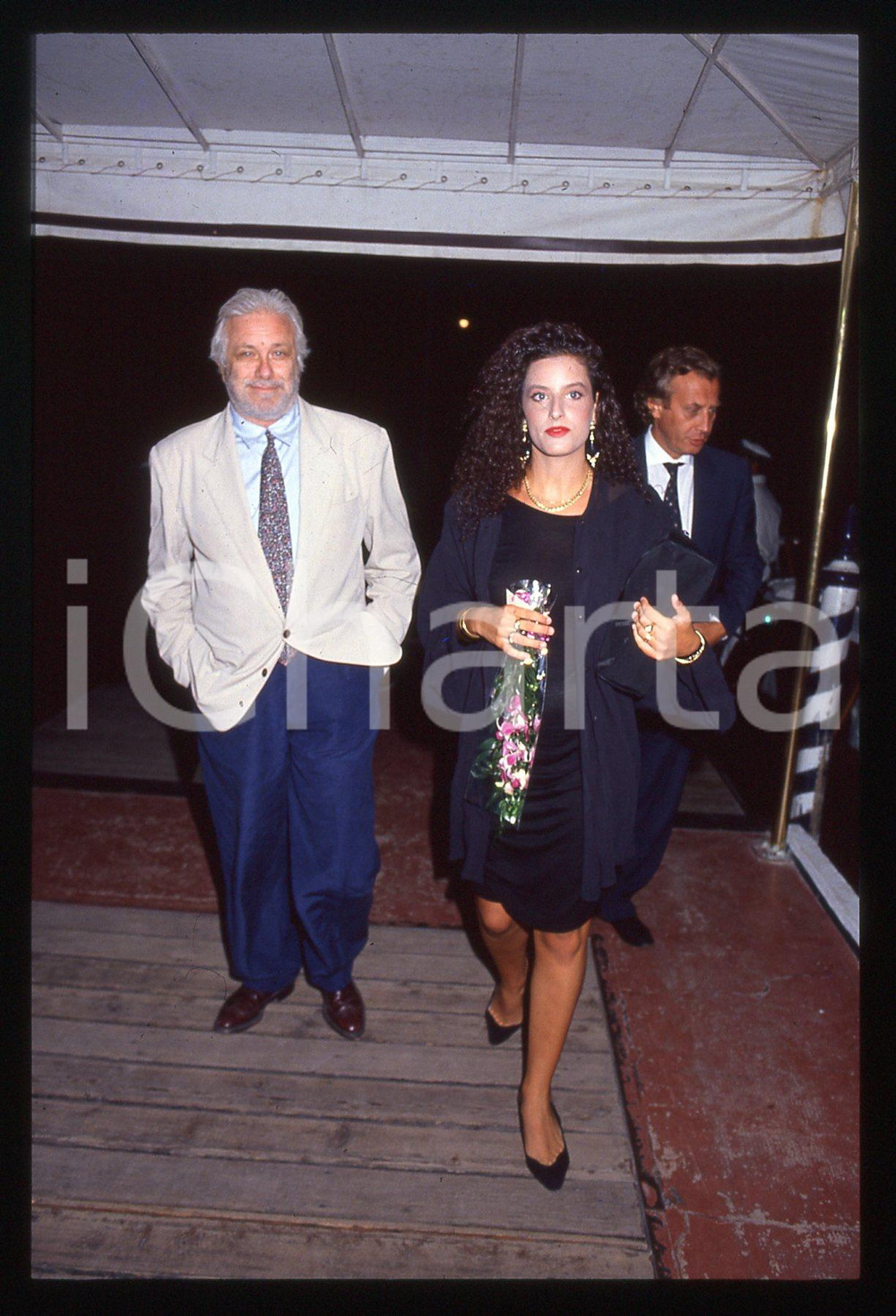 Luciano DE CRESCENZO - FESTIVAL CINEMA VENEZIA - 1990 ca 35 mm vintage slide 26 Diapositiva d'epoca, in formato 35 mm.CONDIZIONI: GOODE' severamente vietata la riproduzione. Tutti i diritti sono riservati.ICharta mette in vendita, sul negozio eBay e in esclusiva sul sito "icharta" il proprio archivio composto da numerose diapositive e negativi fotografici d'epoca, tutti originali e autentici, che attraversano la storia del costume italiano tra gli la fine degli anni Sessanta e Novanta.Si tratta di uno sguardo inedito sull'attualità, la politica, la vita quotidiana, il gossip e la cultura, che fotografa il cambiamento della nazione in quest'ultimo scorcio del XX secolo. Un'occasione unica per il mercato del collezionismo, che vede finalmente disponibile un archivio eccezionale per vastità, tematiche e condizioni, in un settore (il negativo fotografico e la diapositiva) di assoluta novità e dalle interessanti prospettive di investimento.  GOOD/buono   originale e autentica 1