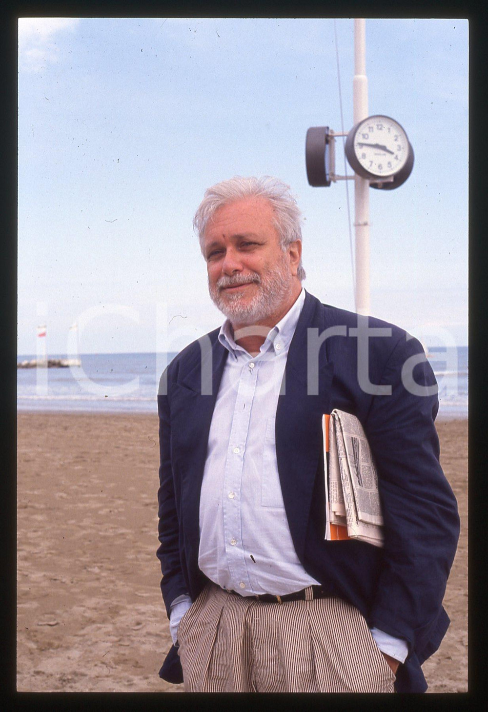 Luciano DE CRESCENZO - FESTIVAL CINEMA VENEZIA - 1990 ca 35 mm vintage slide 27 Diapositiva d'epoca, in formato 35 mm.CONDIZIONI: GOODE' severamente vietata la riproduzione. Tutti i diritti sono riservati.ICharta mette in vendita, sul negozio eBay e in esclusiva sul sito "icharta" il proprio archivio composto da numerose diapositive e negativi fotografici d'epoca, tutti originali e autentici, che attraversano la storia del costume italiano tra gli la fine degli anni Sessanta e Novanta.Si tratta di uno sguardo inedito sull'attualità, la politica, la vita quotidiana, il gossip e la cultura, che fotografa il cambiamento della nazione in quest'ultimo scorcio del XX secolo. Un'occasione unica per il mercato del collezionismo, che vede finalmente disponibile un archivio eccezionale per vastità, tematiche e condizioni, in un settore (il negativo fotografico e la diapositiva) di assoluta novità e dalle interessanti prospettive di investimento.  GOOD/buono   originale e autentica 1