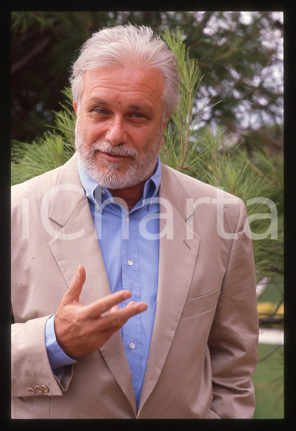 Luciano DE CRESCENZO - FESTIVAL CINEMA VENEZIA - 1990 ca 35 mm vintage slide 29 Diapositiva d'epoca, in formato 35 mm.CONDIZIONI: GOODE' severamente vietata la riproduzione. Tutti i diritti sono riservati.ICharta mette in vendita, sul negozio eBay e in esclusiva sul sito "icharta" il proprio archivio composto da numerose diapositive e negativi fotografici d'epoca, tutti originali e autentici, che attraversano la storia del costume italiano tra gli la fine degli anni Sessanta e Novanta.Si tratta di uno sguardo inedito sull'attualità, la politica, la vita quotidiana, il gossip e la cultura, che fotografa il cambiamento della nazione in quest'ultimo scorcio del XX secolo. Un'occasione unica per il mercato del collezionismo, che vede finalmente disponibile un archivio eccezionale per vastità, tematiche e condizioni, in un settore (il negativo fotografico e la diapositiva) di assoluta novità e dalle interessanti prospettive di investimento.  GOOD/buono   originale e autentica 1