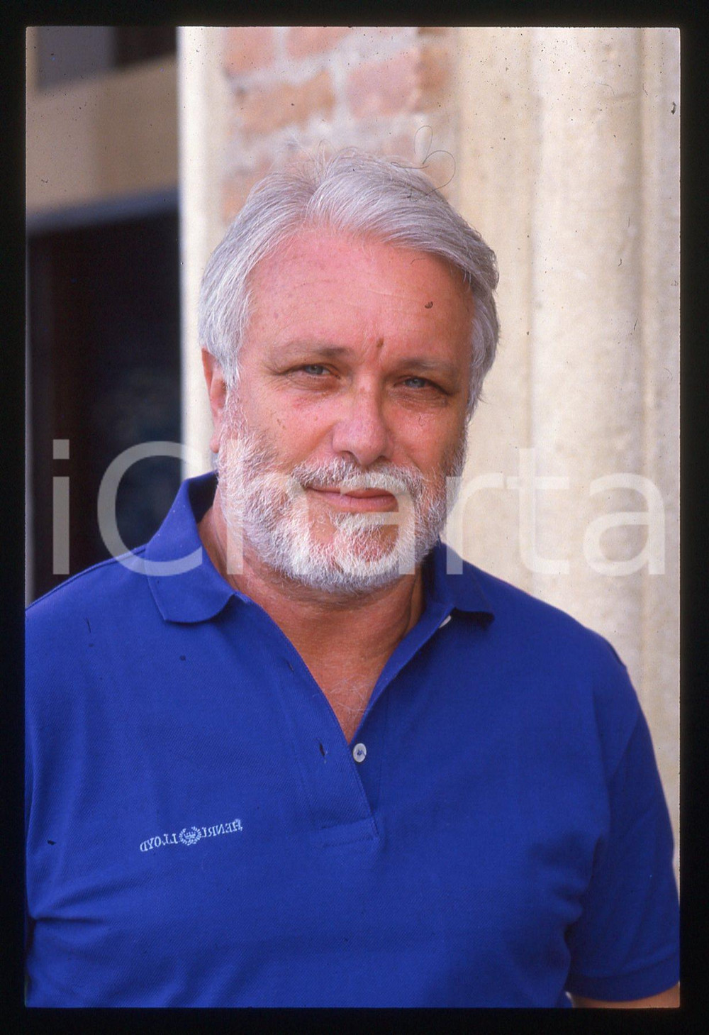 Luciano DE CRESCENZO - FESTIVAL CINEMA VENEZIA - 1990 ca 35 mm vintage slide 30 Diapositiva d'epoca, in formato 35 mm.CONDIZIONI: GOODE' severamente vietata la riproduzione. Tutti i diritti sono riservati.ICharta mette in vendita, sul negozio eBay e in esclusiva sul sito "icharta" il proprio archivio composto da numerose diapositive e negativi fotografici d'epoca, tutti originali e autentici, che attraversano la storia del costume italiano tra gli la fine degli anni Sessanta e Novanta.Si tratta di uno sguardo inedito sull'attualità, la politica, la vita quotidiana, il gossip e la cultura, che fotografa il cambiamento della nazione in quest'ultimo scorcio del XX secolo. Un'occasione unica per il mercato del collezionismo, che vede finalmente disponibile un archivio eccezionale per vastità, tematiche e condizioni, in un settore (il negativo fotografico e la diapositiva) di assoluta novità e dalle interessanti prospettive di investimento.  GOOD/buono   originale e autentica 1