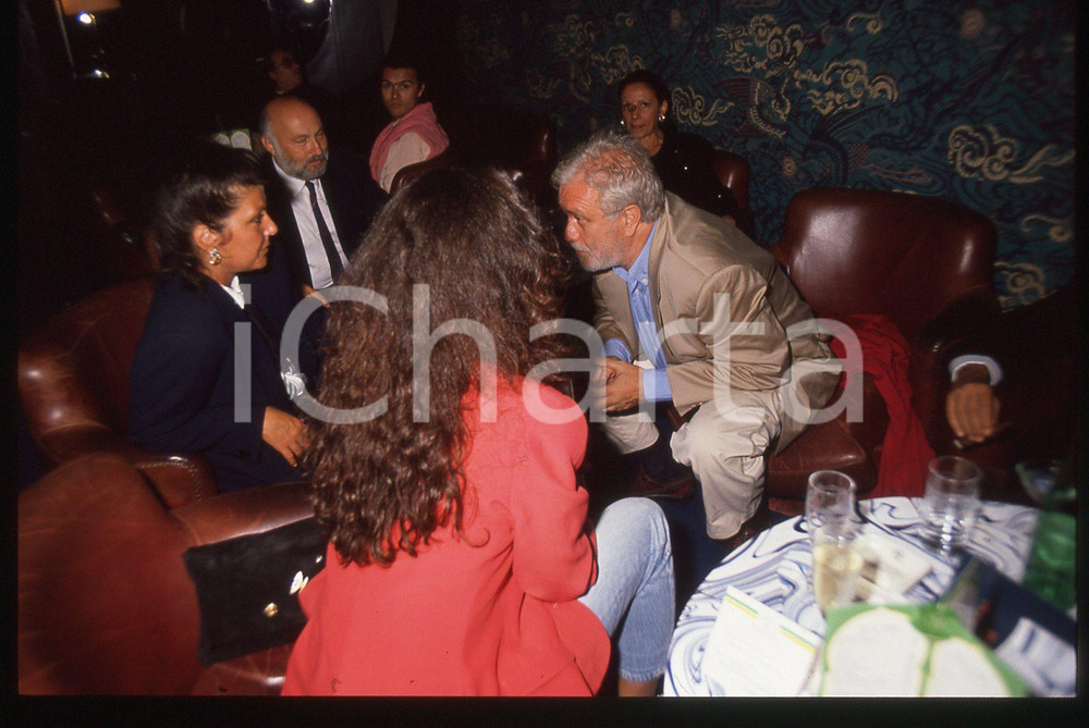Luciano DE CRESCENZO e Claudia MORI - 1995 ca *35 mm vintage slide (9) Diapositiva d'epoca, in formato 35 mm.CONDIZIONI: GOODE' severamente vietata la riproduzione. Tutti i diritti sono riservati.ICharta mette in vendita, sul negozio eBay e in esclusiva sul sito "icharta" il proprio archivio composto da numerose diapositive e negativi fotografici d'epoca, tutti originali e autentici, che attraversano la storia del costume italiano tra gli la fine degli anni Sessanta e Novanta.Si tratta di uno sguardo inedito sull'attualità , la politica, la vita quotidiana, il gossip e la cultura, che fotografa il cambiamento della nazione in quest'ultimo scorcio del XX secolo. Un'occasione unica per il mercato del collezionismo, che vede finalmente disponibile un archivio eccezionale per vastità , tematiche e condizioni, in un settore (il negativo fotografico e la diapositiva) di assoluta novità  e dalle interessanti prospettive di investimento.  GOOD/buono   originale e autentica 1