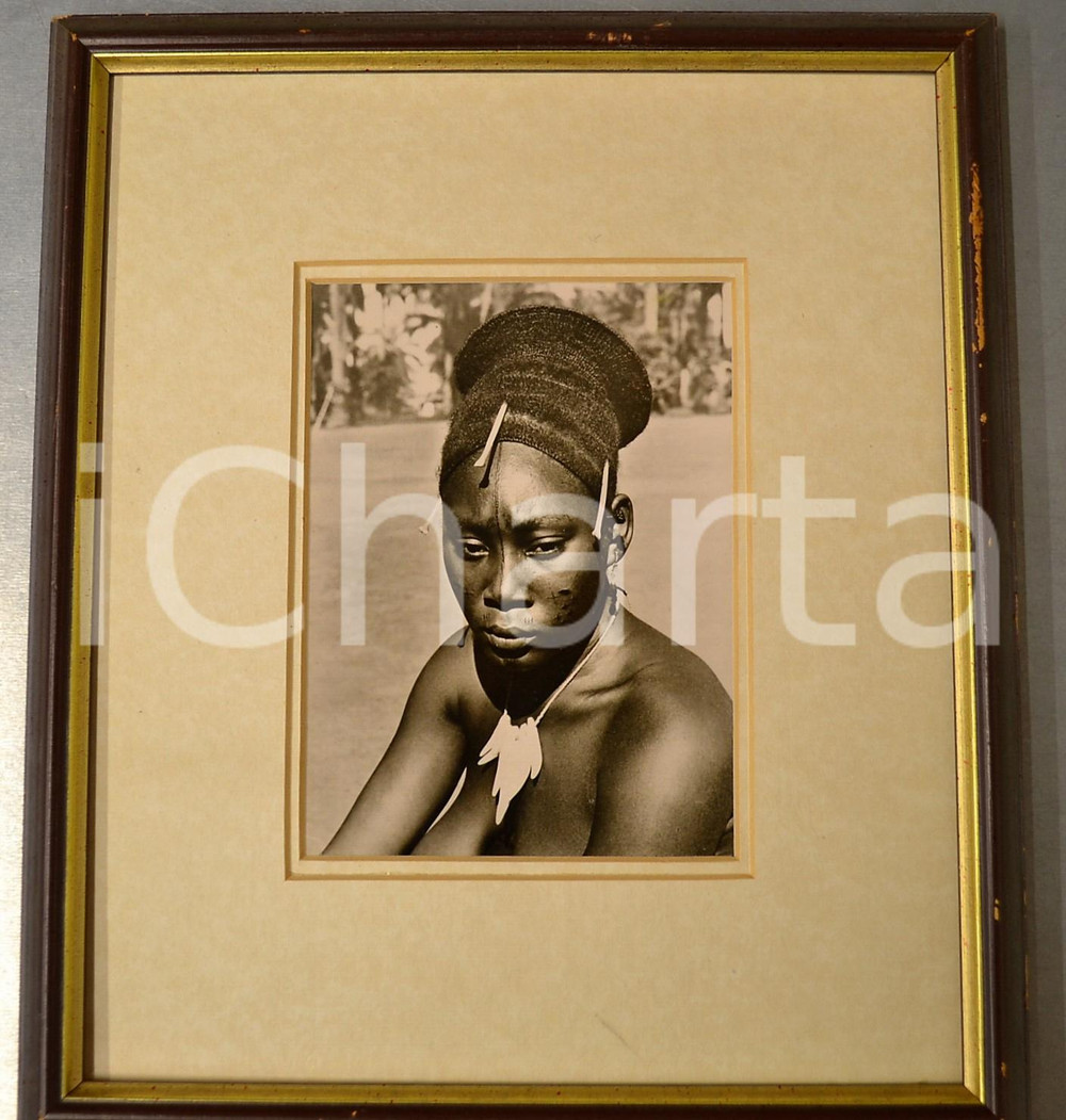 1940 ca AFRICA CONGO Donna MANGBETU - Ritratto - Foto in cornice 24x28 cm Fotografia originale d'epoca, in cornice di legno.CONDIZIONI: G FORMATO: 24x28 cm    originale e autentica 1