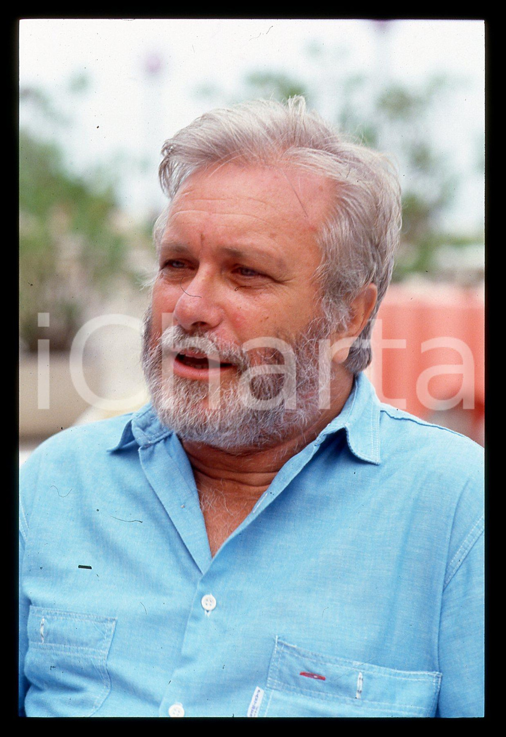 Luciano DE CRESCENZO - FESTIVAL CINEMA VENEZIA - 1990 ca 35 mm vintage slide 32 Diapositiva d'epoca, in formato 35 mm.CONDIZIONI: GOODE' severamente vietata la riproduzione. Tutti i diritti sono riservati. ICharta mette in vendita, sul negozio eBay e in esclusiva sul sito "icharta" il proprio archivio composto da numerose diapositive e negativi fotografici d'epoca, tutti originali e autentici, che attraversano la storia del costume italiano tra gli la fine degli anni Sessanta e Novanta.Si tratta di uno sguardo inedito sull'attualità, la politica, la vita quotidiana, il gossip e la cultura, che fotografa il cambiamento della nazione in quest'ultimo scorcio del XX secolo. Un'occasione unica per il mercato del collezionismo, che vede finalmente disponibile un archivio eccezionale per vastità, tematiche e condizioni, in un settore (il negativo fotografico e la diapositiva) di assoluta novità e dalle interessanti prospettive di investimento.  GOOD/buono   originale e autentica 1