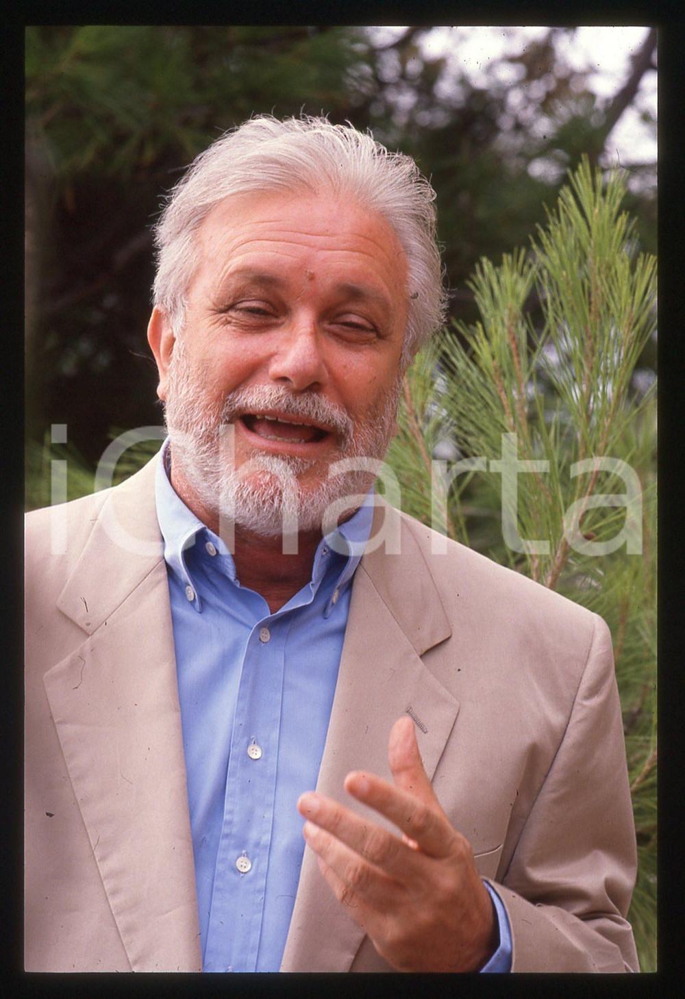 Luciano DE CRESCENZO - FESTIVAL CINEMA VENEZIA - 1990 ca 35 mm vintage slide 34 Diapositiva d'epoca, in formato 35 mm.CONDIZIONI: GOODE' severamente vietata la riproduzione. Tutti i diritti sono riservati.ICharta mette in vendita, sul negozio eBay e in esclusiva sul sito "icharta" il proprio archivio composto da numerose diapositive e negativi fotografici d'epoca, tutti originali e autentici, che attraversano la storia del costume italiano tra gli la fine degli anni Sessanta e Novanta.Si tratta di uno sguardo inedito sull'attualità, la politica, la vita quotidiana, il gossip e la cultura, che fotografa il cambiamento della nazione in quest'ultimo scorcio del XX secolo. Un'occasione unica per il mercato del collezionismo, che vede finalmente disponibile un archivio eccezionale per vastità, tematiche e condizioni, in un settore (il negativo fotografico e la diapositiva) di assoluta novità e dalle interessanti prospettive di investimento.  GOOD/buono   originale e autentica 1